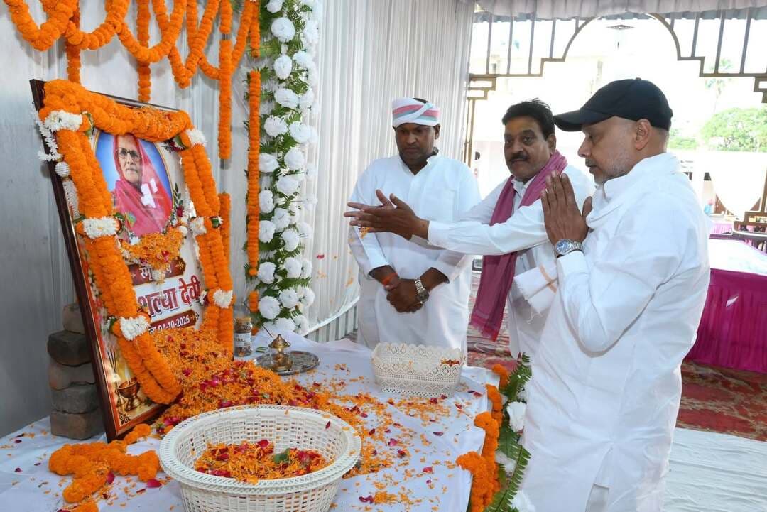 सपा नेता रोहित पांडे शैलेन्द्र यादव की माताजी के ब्रह्मभोज में पहुंचे, अर्पित की श्रद्धांजलि
संतकबीरनगर। समाजवादी पार्टी के नेता रोहित पांडे आज समाजवादी पार्टी के नेता एवं जिला पंचायत सदस्य श्री शैलेन्द्र यादव की पूज्य माताजी के निधन के पश्चात आयोजित ब्रह्मभोज कार्यक्रम में उत्सव मैरिज हॉल पहुंचे। इस दौरान उन्होंने दिवंगत पुण्यात्मा को भावभीनी श्रद्धांजलि अर्पित की और शोकाकुल परिवार के प्रति अपनी संवेदनाएं व्यक्त कीं।
रोहित पांडे ने दिवंगत आत्मा की शांति के लिए प्रार्थना करते हुए ईश्वर से कामना की कि पुण्यात्मा को अपने श्रीचरणों में स्थान मिले। साथ ही उन्होंने शैलेन्द्र यादव एवं उनके परिजनों को इस अपार दुःख को सहन करने की शक्ति प्रदान करने की प्रार्थना की।
इस दुःख की घड़ी में रोहित पांडे ने परिवार के प्रति अपनी संवेदना प्रकट करते हुए दिवंगत माताजी को श्रद्धासुमन अर्पित किए।