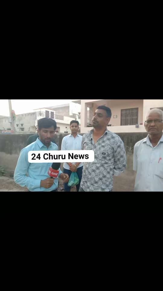 10 हजार की आबादी, 7 ट्यूबवेल, फिर भी प्यासा वार्ड 31
ओम कॉलोनी में बदहाल सड़कें, गंदगी और पार्क की दुर्दशा, अंडरब्रिज की मांग वर्षों से अधूरी, आखिर कब सुधरेंगे हालात?
चूरूः शहर की बड़ी कॉलोनियों में शुमार ओम कॉलोनी के वार्ड 31 के लोग आज भी बुनियादी सुविधाओं के इंतजार में हैं। कहीं पेयजल संकट, कहीं टूटी सड़कें और बंद नालियां आमजन की परेशानियों का सबब बनी हुई है। वार्ड कहीं पार्क भी बदहाली का शिकार है। कॉलोनी की सबसे बड़ी समस्या रेलवे फाटक पर लगने वाले जाम और अंडरब्रिज का अभाव है। करीब 10 हजार की आबादी वाले इस क्षेत्र में 3000 वोटर हैं। वार्ड के लोगों का कहना है कि आखिर उनकी समस्याओं का समाधान कब तक होगा?
सात ट्यूबवेल, फिर भी पानी की किल्लत
वार्डवासी गौरव शर्मा ने बताया कि कॉलोनी में सात ट्यूबवेल होने के बावजूद लोगों को पर्याप्त पानी नहीं मिल रहा है। पानी का प्रेशर कम होने से घरों तक पर्याप्त आपूर्ति नहीं पहुंचती। पहले मीठा पानी मिलता था, लेकिन अब खारे पानी की आपूर्ति भी नहीं हो रही है। पाइपलाइन में लीकेज होने पर शिकायत के बावजूद मरम्मत में कई दिन लग जाते हैं। स्थानीय लोगों का कहना है कि पेयजल जैसी बुनियादी जरूरत के लिए भी उन्हें परेशानी झेलनी पड़ रही है। वार्ड वासियों ने बताया कि हम जिंदा जरूर है, लेकिन जीने का तरीका भूल गए हैं। क्योंकि किसी भी प्रकार का कोई काम इस वार्ड में नहीं हो रहा है।
रेलवे फाटक पर जाम, अंडर ब्रिज की मांग अधूरी
ओम कॉलोनी वासियों के लिए रेलवे फाटक भी एक बड़ी समस्या बना हुआ है। फाटक बंद होते ही दोनों तरफ वाहनों की कतारें लग जाती हैं। वार्ड के ओमप्रकाश दर्जी का कहना है कि जाम के कारण लोगों को भारी परेशानी होती है, खासकर मरीजों को। क्योंकि एंबुलेंस जैसी आपातकालीन सेवाओं के आवागमन में भी बाधा उत्पन्न होती है। रेलवे फाटक पर इलाज के अभाव में कई लोगों की मौत भी चूकी है, क्योंकि एंबुलेंस निकल नहीं पाती है। उन्होंने कहा कि नेता झूठे वादे करते हैं और धरातल पर खरा नहीं उतरते हैं। उन्होंने रेलवे फाटक पर अंडरब्रिज बनाने की मांग करते हुए कहा कि इस समस्या का स्थायी समाधान होना चाहिये। गौरव ने बताया कि अंडरब्रिज निर्माण के लिए विधायक और सांसद को लिखित में पत्र भी दिए जा चुके हैं, लेकिन कॉलोनी वासियों को अब तक समाधान का इंतजार है।
पार्क में चंदे से लगाए पेड़, लेकिन सुविधाएं नदारद
कॉलोनी में बने पार्क की स्थिति भी लोगों की नाराजगी का कारण है। स्थानीय निवासियों ने चंदा एकत्रित कर पार्क में पेड़ लगाए, लेकिन यहां न बच्चों के लिए झूले हैं, न बैठने की उचित व्यवस्था और न ही चारदीवारी की मरम्मत हुई है। वार्डवासी पुष्पा मुद्गल ने बताया कि पार्क के आसपास गंदगी रहती है और नियमित रूप से कचरा उठाने वाली ट्रॉली भी नहीं आती। नालियां बंद होने से बारिश के दिनों में पानी निकासी की समस्या गंभीर हो जाती है। लोगों का कहना है कि जिस पार्क में कभी वे घूमने और समय बिताने जाते थे, वहां अब सफाई और सुविधाओं का अभाव है।
सड़कें बदहाल, सफाई व्यवस्था पर भी सवाल
वार्डवासी संतोष सारस्वत ने सड़कों की खराब स्थिति, पेयजल की समस्या और नियमित सफाई नहीं होने पर नाराजगी जताई। उन्होंने आरोप लगाया है कि वार्ड में भाजपा का पार्षद रहने के दौरान भी अपेक्षित विकास कार्य नहीं हुए और अब कांग्रेस का पार्षद होने के बावजूद हालात में खास सुधार नहीं दिख रहा है। उन्होंने क्षेत्र के साथ भेदभाव होने की बात भी कही। वहीं गौरव शर्मा का कहना है कि वार्ड की समस्याओं को लेकर बार-बार शिकायत करने के बावजूद लोगों को राहत नहीं मिल रही है। उन्होंने कहा कि क्षेत्र की आबादी बड़ी है, लेकिन सुविधाओं के मामले में कॉलोनी पिछड़ी हुई नजर आती है।
सभापति बोले-मेरे पास कोई शिकायत लेकर नहीं आया
वार्ड की समस्याओं को लेकर रिपोर्टर ने जब नगर परिषद सभापति विनय कुमार गोयनका से बात की तो उन्होंने साफ कहा कि वार्ड की समस्याओं के संबंध में न तो कोई व्यक्ति उनसे मिलने आया है और न ही उन्हें कोई लिखित शिकायत मिली है।
विधायक ने कहा जल्द ही करवाएंगे अंडर ब्रिज का निर्माण
अंडरब्रिज निर्माण को लेकर रिपोर्टर ने जब विधायक हरलाल सहारण से वार्ता की तो उन्होंने बताया कि इसका काम जल्द ही शुरू करवाया जाएगा। #follower #nonfollowers
#highlight #highlightseveryone #viralpost
#viralreelsシ #trending #fb #forever
#omcalonicburu