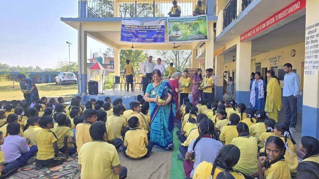 प्रेस नोट
इनर व्हील क्लब हमीरपुर ने चलाया ‘फिट गर्ल प्रोजेक्ट’, छात्राओं को किया जागरूक
हमीरपुर --- इनर व्हील क्लब हमीरपुर द्वारा राजकीय उच्च विद्यालय सासन में छात्राओं के स्वास्थ्य, स्वच्छता एवं व्यक्तिगत सुरक्षा के प्रति जागरूकता बढ़ाने के उद्देश्य से Fit Girl Project के अंतर्गत एक जागरूकता कार्यक्रम आयोजित किया गया। क्लब के सदस्यों ने आत्म रक्षा, निजी और सार्वजनिक स्वच्छता, गुड टच बैड टच सहित जैसे अनेक बिषयों पर छात्राओं को महत्वपूर्ण विषयों पर जानकारी दी।
कार्यक्रम के दौरान डॉ. प्रतिमा ठाकुर ने मासिक धर्म स्वच्छता (Menstrual Hygiene) पर जानकारी देते हुए माहवारी के दौरान व्यक्तिगत स्वच्छता बनाए रखने, सैनिटरी उत्पादों के सुरक्षित उपयोग तथा मासिक धर्म से जुड़ी भ्रांतियों को दूर करने के लिए प्रेरित किया।
डॉ. अर्चना सोनी ने हाथ धोने की सही विधि पर प्रकाश डाला। उन्होंने बताया कि नियमित रूप से साबुन और पानी से हाथ धोने की आदत अनेक संक्रमणों से बचाव में सहायक है।
उन्होंने व्यक्तिगत सुरक्षा, अपने शरीर की सीमाओं को समझने तथा किसी भी असहज या असुरक्षित स्थिति में भरोसेमंद व्यक्ति को तुरंत जानकारी देने का संदेश दिया।
इस कार्यक्रम का मुख्य उद्देश्य छात्राओं को स्वस्थ जीवनशैली अपनाने, स्वच्छता के प्रति सजग रहने और अपनी सुरक्षा के प्रति आत्मविश्वासी बनने के लिए प्रेरित करना था।
इनर व्हील क्लब हमीरपुर की अध्यक्ष डॉ. सोनी और अर्चना शर्मा के नेतृत्व में क्लब की सभी सदस्यों ने समाज में स्वास्थ्य जागरूकता, महिला सशक्तिकरण और बाल सुरक्षा से जुड़े कार्यों के लिए निरंतर प्रयासरत है। इस मौक़े पर विद्यालय के मुख्यध्यापक व अन्य स्टाफ उपस्थित रहे |
ये जानकारी क्लब की अध्यक्ष डॉ अर्चना ने प्रेस व्यान जारी करके दी