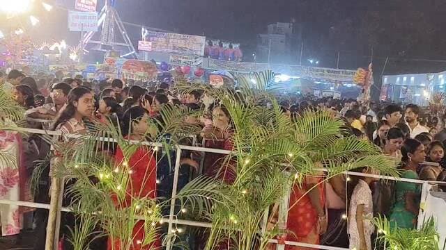 🚩✨ **महानवमी पर भक्ति और आस्था के रंग में रंगा हजारीबाग!** 🙏🌺
माँ दुर्गा की आराधना, जय माता दी के जयकारे और चकाचौंध रोशनी से जगमगाता हजारीबाग शहर! 🪔🎆 दुर्गा पूजा की महानवमी के पावन अवसर पर शहर में देखने को मिला भक्ति, आस्था और भव्यता का अद्भुत नज़ारा। ❤️🚩
🌺 **माँ दुर्गा के दर्शन और पूजा पंडालों की भव्यता ने मोहा सबका मन!**
📍 हजारीबाग की महानवमी की रौनक देखिए **Ugta Jharkhand के Facebook LIVE** में।
🙏 जय माता दी! 🚩
#Mahanavami #DurgaPuja #Hazaribagh #HazaribaghDurgaPuja #जयमातादी #महानवमी #दुर्गापूजा #हजारीबाग #Jharkhand #DurgaMaa #Bhakti #Devotion #LiveCoverage #UgtaJharkhand #HazaribaghNews