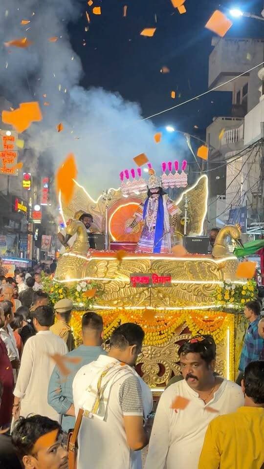 बाराबंकी की सड़कों पर पुष्पक विमान का अद्भुत नजारा, रावण को देखने उमड़ी भीड़! #viralpost #barabankiupdates