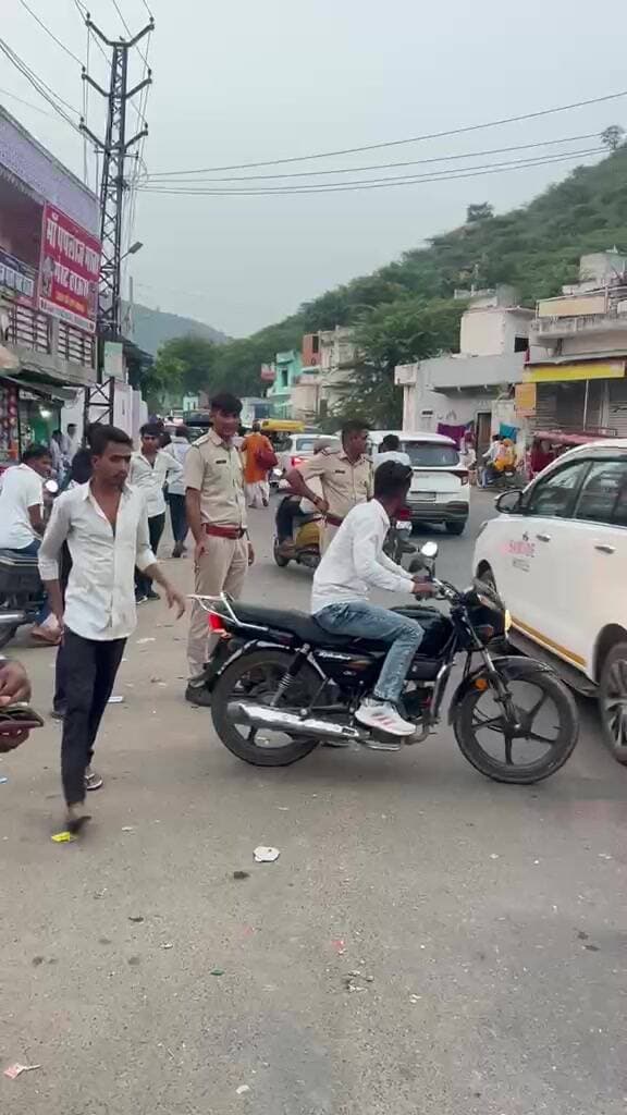 लालसोट: लालसोट बाजार में त्योहारों पर यातायात सुधार के लिए पैदल पुलिस गश्त