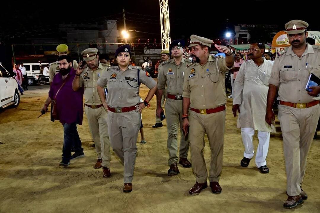 बाराबंकी में दुर्गा पूजा से पहले SP रवीना त्यागी ने किया पंडालों का निरीक्षण, सुरक्षा के दिए कड़े निर्देश!
बाराबंकी में शारदीय नवरात्र व दशहरा को लेकर SP रवीना त्यागी ने कोतवाली क्षेत्र के दशहरा बाग और आवास विकास के दुर्गा पूजा पंडालों का निरीक्षण किया। आयोजकों को CCTV, अग्निशमन यंत्र और भीड़ प्रबंधन के निर्देश दिए।
#Barabanki #DurgaPuja #BarabankiPolice