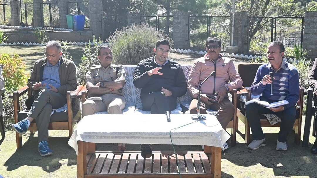 मुख्यमंत्री सुक्खू के होली दौरे को लेकर प्रशासन अलर्ट, डीसी मुकेश रेपस्वाल ने परखी तैयारियां
22 अक्तूबर को सुटकर गांव में ‘सरकार गांव के द्वार’ कार्यक्रम, 23 अक्तूबर को पीएम श्री स्कूल होली में विद्यार्थियों से संवाद करेंगे मुख्यमंत्री
हिमाचल 84 टीवी ब्यूरो चंबा, 19 अक्तूबर।
मुख्यमंत्री ठाकुर सुखविंद्र सिंह सुक्खू के 22 एवं 23 अक्तूबर को जनजातीय क्षेत्र होली के प्रस्तावित दौरे को लेकर जिला प्रशासन ने तैयारियां तेज कर दी हैं। इसी कड़ी में सोमवार को उपायुक्त मुकेश रेपस्वाल की अध्यक्षता में विभिन्न विभागों के अधिकारियों के साथ बैठक आयोजित की गई। बैठक में मुख्यमंत्री के दौरे के दौरान आयोजित होने वाले कार्यक्रमों की तैयारियों की विस्तृत समीक्षा की गई तथा अधिकारियों को आवश्यक दिशा-निर्देश जारी किए गए।
बैठक के दौरान उपायुक्त ने कार्यक्रम स्थलों पर सुरक्षा, यातायात व्यवस्था, पेयजल, विद्युत आपूर्ति, स्वच्छता और अन्य मूलभूत सुविधाओं की उपलब्धता को लेकर संबंधित विभागों से जानकारी प्राप्त की। उन्होंने अधिकारियों को निर्देश दिए कि सभी तैयारियां निर्धारित समय सीमा के भीतर पूरी की जाएं, ताकि मुख्यमंत्री के दौरे के दौरान किसी प्रकार की अव्यवस्था न हो।
उपायुक्त मुकेश रेपस्वाल ने ग्राम पंचायत होली के सुटकर गांव का भी दौरा कर वहां की व्यवस्थाओं का जायजा लिया। सुटकर गांव में 22 अक्तूबर की शाम मुख्यमंत्री की अध्यक्षता में ‘सरकार गांव के द्वार’ कार्यक्रम आयोजित किया जाएगा। इस कार्यक्रम के माध्यम से ग्रामीणों को अपनी समस्याएं और क्षेत्र से जुड़े विभिन्न मुद्दे मुख्यमंत्री के समक्ष रखने का अवसर मिलेगा।
इसके अतिरिक्त उपायुक्त ने पीएम श्री राजकीय वरिष्ठ माध्यमिक विद्यालय होली का निरीक्षण भी किया। इस विद्यालय में 23 अक्तूबर को मुख्यमंत्री विभिन्न विद्यालयों के विद्यार्थियों के साथ संवाद करेंगे। निरीक्षण के दौरान कार्यक्रम के सफल आयोजन के लिए आवश्यक व्यवस्थाओं की समीक्षा की गई।
उपायुक्त ने सभी विभागों को आपसी समन्वय के साथ कार्य करने के निर्देश देते हुए कहा कि मुख्यमंत्री के दौरे से संबंधित सभी व्यवस्थाएं समय रहते सुनिश्चित की जाएं। उन्होंने विशेष रूप से आमजन की सुविधा का ध्यान रखने और कार्यक्रमों के दौरान लोगों को किसी भी प्रकार की असुविधा से बचाने पर जोर दिया।
बैठक में ये रहे मौजूद
इस अवसर पर एपीएमसी अध्यक्ष ललित ठाकुर, प्रदेश यूथ कांग्रेस उपाध्यक्ष चन्द्रमणी कुलेठी, पुलिस अधीक्षक विजय सकलानी, एडीएम भरमौर विकास शर्मा, एसडीएम अजय सिंह, लोक निर्माण विभाग के अधीक्षण अभियंता जीत सिंह ठाकुर, विद्युत विभाग से राजीव ठाकुर, मुख्य चिकित्सा अधिकारी डॉ. जालम भारद्वाज, वन मंडल अधिकारी रजनीश महाजन, खंड विकास अधिकारी संजय वर्मा, जिला भाषा अधिकारी तुकेश शर्मा और होली के उपप्रधान रमेश चंद सहित विभिन्न विभागों के अधिकारी एवं गणमान्य व्यक्ति उपस्थित रहे।