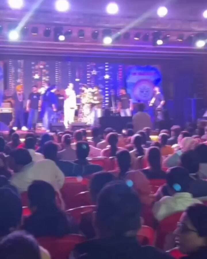 बोल तो पा नहीं रहे, गाना क्या गाओगे!दलेर मेहंदी की भयंकर बेइज्जती'!!
#followersevryonehighlight
#follower