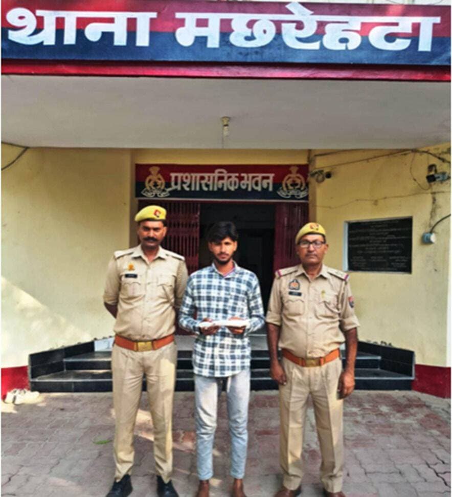 अवैध तमंचे के साथ शातिर अभियुक्त गिरफ्तार
सीतापुर : थाना मछरेहटा पुलिस ने चेकिंग के दौरान एक शातिर अभियुक्त को अवैध शस्त्र व कारतूस के साथ गिरफ्तार करने में सफलता हासिल की। पुलिस ने आरोपी के खिलाफ आर्म्स एक्ट के तहत मुकदमा दर्ज कर उसे माननीय न्यायालय के समक्ष पेश किया, जहाँ से उसे चालान कर दिया गया।
पुलिस अधीक्षक सीतापुर अंकुर अग्रवाल के निर्देशन और क्षेत्राधिकारी मिश्रित विशाल गुप्ता के पर्यवेक्षण में जनपद में अपराधियों के विरुद्ध सघन चेकिंग अभियान चलाया जा रहा है। इसी क्रम में रविवार को थाना मछरेहटा पुलिस टीम क्षेत्र में गश्त व चेकिंग कर रही थी।
चेकिंग के दौरान पुलिस ने मुखबिर की सूचना और संदिग्ध गतिविधियों के आधार पर अभियुक्त मोबिन उर्फ बड़क्के पुत्र मुशीर अली, निवासी ग्राम परसदा (थाना मछरेहटा, सीतापुर) को धर दबोचा। तलाशी लेने पर उसके कब्जे से एक अवैध तमंचा (12 बोर) और एक जिंदा कारतूस (12 बोर) बरामद हुआ।
बरामदगी के आधार पर थाना मछरेहटा में अभियुक्त के विरुद्ध मु0अ0सं0 257/2026, धारा 25(1-बी) आयुद्ध अधिनियम के तहत अभियोग पंजीकृत किया गया।
इस सराहनीय कार्रवाई को अंजाम देने वाली पुलिस टीम में थानाध्यक्ष रजनीश कुमार वर्मा, उपनिरीक्षक धीरेन्द्र सिंह, हेड कांस्टेबल राजेन्द्र प्रसाद चौधरी, कांस्टेबल विवेक कुमार रावत और कांस्टेबल अशोक कुमार शामिल रहे।
<nis:link nis:type=tag nis:id=sitapurpolice nis:value=SitapurPolice nis:enabled=true nis:link/> <nis:link nis:type=tag nis:id=uppolice nis:value=UPPolice nis:enabled=true nis:link/> <nis:link nis:type=tag nis:id=lawandorder nis:value=LawAndOrder nis:enabled=true nis:link/> <nis:link nis:type=tag nis:id=actionagainstcrime nis:value=ActionAgainstCrime nis:enabled=true nis:link/> <nis:link nis:type=tag nis:id=machhrehtapolice nis:value=MachhrehtaPolice nis:enabled=true nis:link/> <nis:link nis:type=tag nis:id=publicsafety nis:value=PublicSafety nis:enabled=true nis:link/> <nis:link nis:type=tag nis:id=sitapurnews nis:value=SitapurNews nis:enabled=true nis:link/>