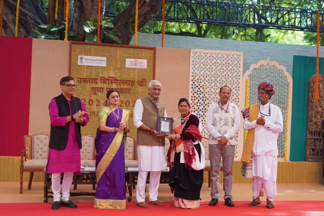 🏆 उत्तराखंड की लोकसंस्कृति का राष्ट्रीय मंच पर सम्मान! 🎶🌺
हेमा नेगी करासी को मिला प्रतिष्ठित ‘उस्ताद बिस्मिल्लाह ख़ाँ युवा पुरस्कार
रुद्रप्रयाग की सुप्रसिद्ध लोकगायिका हेमा नेगी करासी ने अपनी शानदार उपलब्धि से उत्तराखंड का मान बढ़ाया है। आज भारत सरकार के संस्कृति एवं पर्यटन मंत्री गजेंद्र सिंह शेखावत ने उन्हें इस प्रतिष्ठित सम्मान से सम्मानित किया।
🎵 मांगल गीतों से लेकर लोकजागर तक, पहाड़ की संस्कृति को मिली नई पहचान!
हेमा नेगी करासी ने अपनी लोकगायकी के माध्यम से उत्तराखंड की समृद्ध लोकपरंपराओं, लोकआस्था और सांस्कृतिक विरासत को राष्ट्रीय मंच तक पहुंचाने में महत्वपूर्ण योगदान दिया है। उनका यह सम्मान उन तमाम लोककलाकारों के समर्पण और साधना का भी सम्मान है, जो अपनी संस्कृति और परंपराओं को संजोए हुए हैं।
यह उपलब्धि केवल एक कलाकार की सफलता नहीं, बल्कि उत्तराखंड की लोकभाषा, लोकसंगीत और पहाड़ की सांस्कृतिक अस्मिता का गौरव है। ❤️🙏
हेमा नेगी करासी को इस ऐतिहासिक उपलब्धि पर हार्दिक बधाई एवं शुभकामनाएं! 💐
<nis:link nis:type=tag nis:id=hemanegikarasi nis:value=HemaNegiKarasi nis:enabled=true nis:link/> <nis:link nis:type=tag nis:id=ustadbismillahkhanyuvapuraskar nis:value=UstadBismillahKhanYuvaPuraskar nis:enabled=true nis:link/> <nis:link nis:type=tag nis:id=uttarakhand nis:value=Uttarakhand nis:enabled=true nis:link/> <nis:link nis:type=tag nis:id=लोकसंस्कृति nis:value=लोकसंस्कृति nis:enabled=true nis:link/> <nis:link nis:type=tag nis:id=मांगलगीत nis:value=मांगलगीत nis:enabled=true nis:link/> <nis:link nis:type=tag nis:id=लोकजागर nis:value=लोकजागर nis:enabled=true nis:link/> <nis:link nis:type=tag nis:id=rudraprayag nis:value=Rudraprayag nis:enabled=true nis:link/> <nis:link nis:type=tag nis:id=उत्तराखंडकीशान nis:value=उत्तराखंडकीशान nis:enabled=true nis:link/>