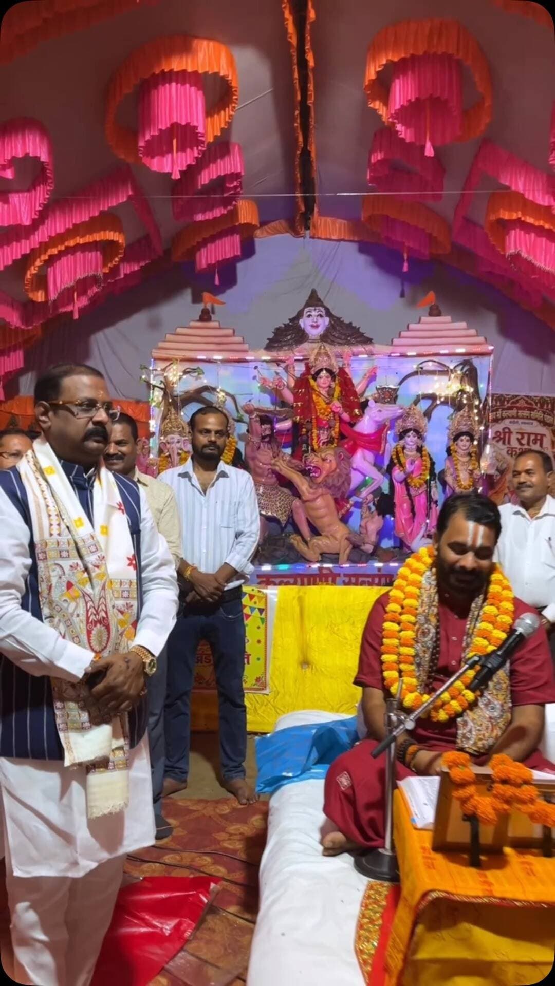 काशी प्रसाद इंटर कॉलेज, मेजा में माँ कल्याणी की आरती में शामिल हुए प्रयाग उत्थान समिति के अध्यक्ष डॉ. उदय प्रताप सिंह जी। माँ के दर्शन एवं पूजन-अर्चन कर सभी के सुख, शांति और समृद्धि की कामना की।
जय माँ कल्याणी!
#fromprayagraj #prayagraj #prayagrajallahabad