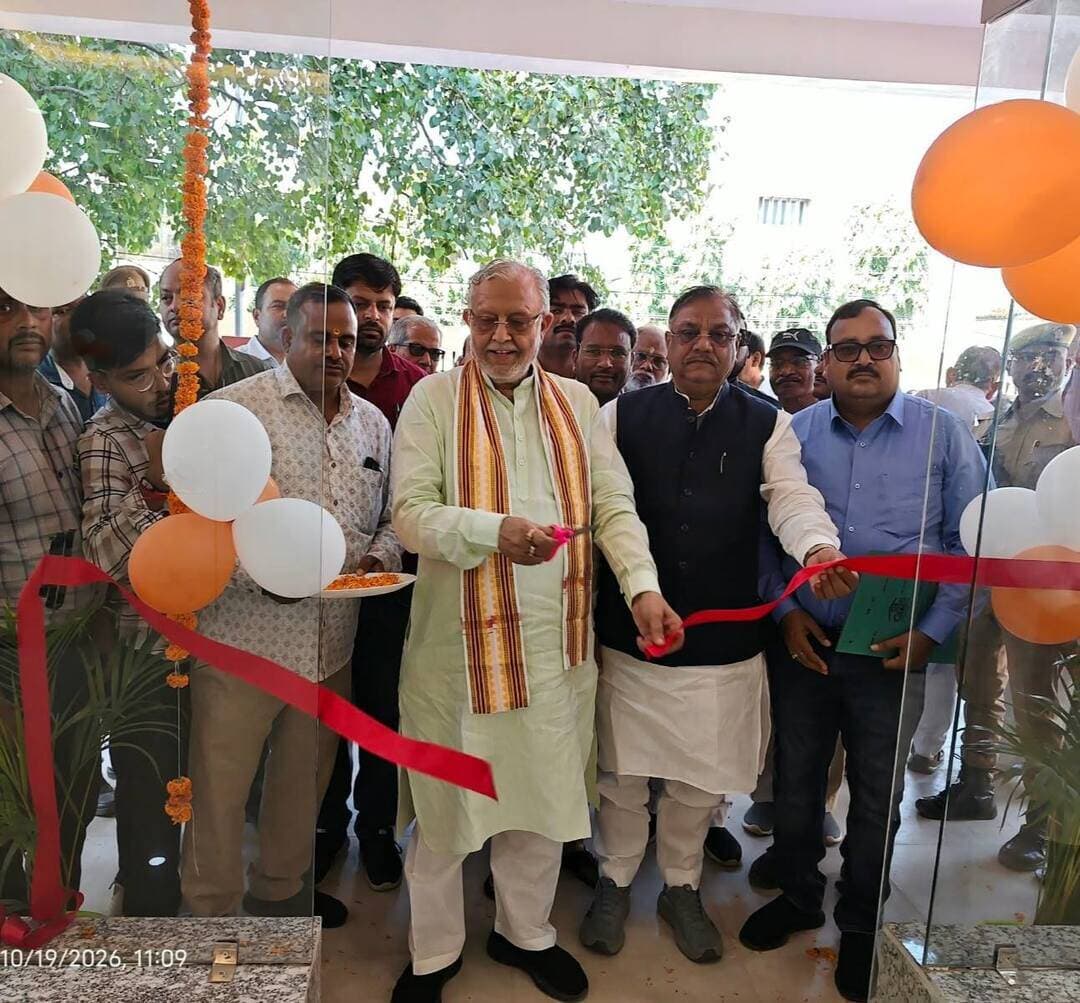 **2.69 करोड़ से सुधरेंगी शहर की सड़कें, मंत्री सुरेश खन्ना ने किया चार कार्यों का शिलान्यास**
--घंटाघर, लकड़ी मंडी, कटिया टोला और बहादुरगंज की सड़कों का होगा सुदृढ़ीकरण
शाहजहांपुर। शहर की जर्जर सड़कों को बेहतर बनाने की दिशा में नगर निगम ने कदम बढ़ाया है। सोमवार को कैबिनेट मंत्री सुरेश कुमार खन्ना ने राज्य सेक्टर के अंतर्गत ₹2 करोड़ 69 लाख की लागत से होने वाले चार हॉटमिक्स सड़क सुदृढ़ीकरण कार्यों का शिलान्यास किया। इन कार्यों से शहर के प्रमुख मार्गों की स्थिति सुधरने और लोगों को आवागमन में सहूलियत मिलने की उम्मीद है। शिलान्यास के तहत घंटाघर से लकड़ी मंडी रोड, कटिया टोला की विभिन्न सड़कें, निशात टॉकीज से घंटाघर रोड तथा बहादुरगंज में जेल रोड से पोस्टमार्टम हाउस होते हुए लोधीपुर पुल के पास तक सड़क सुदृढ़ीकरण कराया जाएगा। इस मौके पर नगर आयुक्त सौम्या गुरुरानी, मुख्य अभियंता आशीष त्रिवेदी, नगर निगम के अधिकारी और पार्षद मौजूद रहे। नगर निगम का कहना है कि इन कार्यों से शहर की सड़क व्यवस्था मजबूत होगी और नागरिकों को बेहतर बुनियादी सुविधाएं उपलब्ध कराने में मदद मिलेगी।
आपका अपना शहर Aapka Apna Shahar