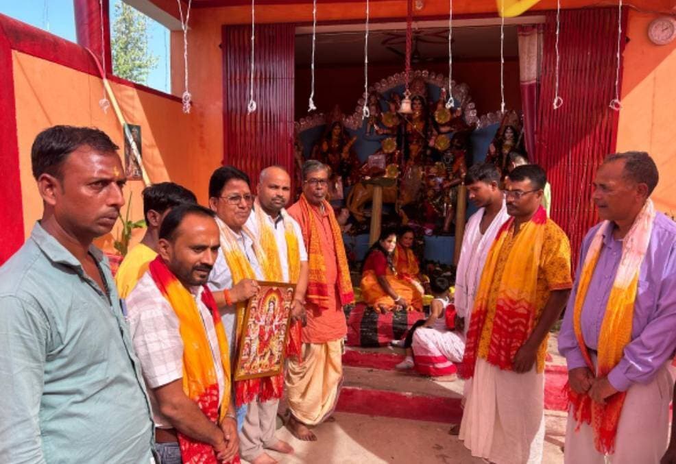 डॉ गणेश उपाध्याय महामंत्री उत्तराखंड कांग्रेस ने श्याम कॉलोनी ग्राम सभा कनकपुर में जाकर दुर्गा पूजा महोत्सव में भाग लिया और बंगाली समुदाय संबोधित करते हुए कहा माँ दुर्गा का सबसे बड़ा संदेश है—नारी का सम्मान, अन्याय का विरोध और मानवता की रक्षा!
आज हम माँ की पूजा तो करते हैं, लेकिन हमें यह भी संकल्प लेना चाहिए कि हमारी बेटियाँ सुरक्षित रहें, महिलाओं को समान अवसर मिलें और किसी भी जरूरतमंद व्यक्ति को न्याय के लिए अकेले संघर्ष न करना पड़े।
यदि हम महिलाओं का सम्मान करते हैं, गरीबों की सहायता करते हैं, बच्चों को शिक्षा देते हैं और समाज में भाईचारा बढ़ाते हैं, तभी हमारी पूजा सच्चे अर्थों में सार्थक होगी।
मुझे गर्व है कि हमारे उत्तराखंड में बंगाली समाज सहित विभिन्न समुदाय अपनी-अपनी सांस्कृतिक परंपराओं को जीवित रखते हुए आपसी प्रेम और सद्भाव को मजबूत कर रहे हैं।
हमारी भाषा अलग हो सकती है, हमारी पूजा की विधि अलग हो सकती है, लेकिन हमारा देश, हमारी मानवता और हमारा भाईचारा एक है।
*याद रखिए—हमारी विविधता हमारी कमजोरी नहीं, बल्कि भारत की सबसे बड़ी ताकत है!*
आइए, इस पावन अवसर पर हम सब संकल्प लें कि नारी का सम्मान करेंगे, अन्याय के विरुद्ध आवाज उठाएँगे, जरूरतमंदों की सहायता करेंगे और अपनी संस्कृति के साथ-साथ सामाजिक सद्भाव की रक्षा करेंगे।
माँ दुर्गा हम सभी को शक्ति दें, हमारे परिवारों में सुख-शांति बनाए रखें, हमारे उत्तराखंड को समृद्ध बनाएँ और हमारे भारत को एकता, प्रेम तथा प्रगति के मार्ग पर आगे बढ़ाएँ। इस अवसर पर जिला पंचायत सदस्य प्रेम आर्य, पंडित नित्यानंद चटोप्ध्याय, संजय मंडल, रोबिन, संजीव विश्वास, डॉ कार्तिक ,महिपाल सिंह बोरा सुशांत ,देवाशीष, सुकुमार, केशव, कृष्णा मंडल, मीणा, ममता, कविता, अंजलि, सुमित्रा, लतिका, मालती कई दर्जनों लोग उपस्थित थे।
