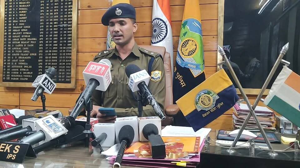 कुल्लू लाइव - कुल्लू दशहरा उत्सव के दौरान किस तरीके से रहेगी सुरक्षा व्यवस्था
एसपी कुल्लू अभिषेक सेकर पत्रकार वार्ता में दे रहे जानकारी Kullu Times Kullu Police