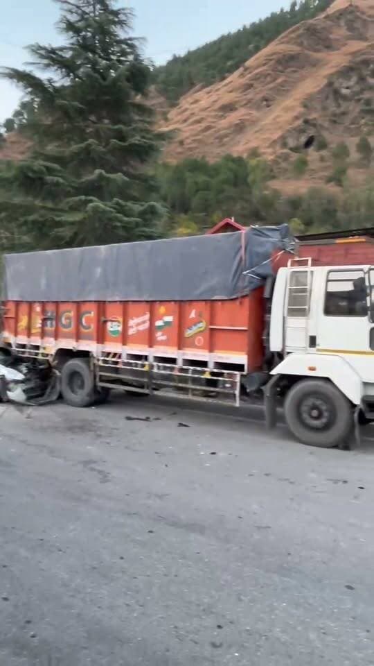 कुल्लू जिया महिंद्रा शोरूम के पास कार और ट्रक सडक हादसा, दो व्यक्तियों के घायल होने की सूचना।