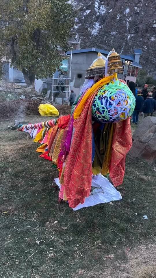जय राजा घेपन
लाहुल के अधिष्ठाता देव राजा घेपन के रथ को आज रंग बिरेंगे चटक वस्त्रों से सजाया गया ।कल राजा घेपन देवी भोटी के साथ चंद्रा घाटी के अन्य देवताओं के साथ महामिलन के लिए गुनचलिंग में क्यसंमदोर मेले के लिए रवाना होंगे।
वीडियो सौजन्य :- राजेंद्र मिरूपा।