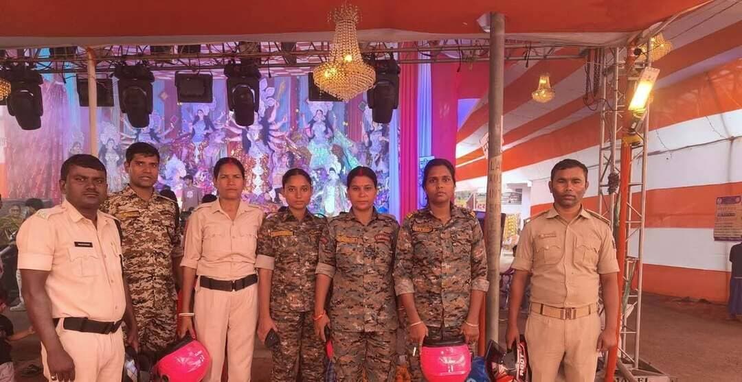 त्योहार मनाएं सुरक्षित माहौल में, आपकी सुरक्षा के लिए प्रतिबद्ध है जहानाबाद पुलिस
दुर्गा पूजा-2026 के पावन अवसर पर श्रद्धालुओं की सुरक्षा और शांतिपूर्ण माहौल बनाए रखने के लिए जहानाबाद पुलिस पूरी मुस्तैदी के साथ तैनात है। पूजा पंडालों और प्रमुख स्थलों पर सुरक्षा व्यवस्था, विधि-व्यवस्था संधारण एवं यातायात प्रबंधन को लेकर पुलिस पदाधिकारी और जवान लगातार निगरानी कर रहे हैं।
जहानाबाद पुलिस का संदेश:
आप निश्चिंत होकर मनाएं त्योहार, आपकी सुरक्षा हमारी प्राथमिकता है।
जहानाबाद पुलिस — आपकी सुरक्षा, हमारी प्रतिबद्धता।
#JehanabadPolice #DurgaPuja2026 #जहानाबाद #सुरक्षितदुर्गापूजा #जनसेवा