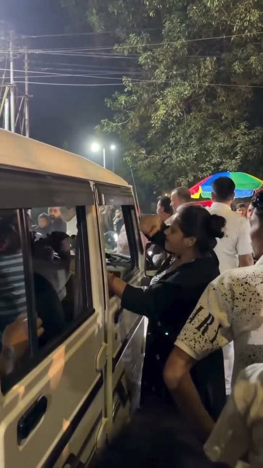 হটাৎ কি এমন হলো, যে গাড়ির ড্রাইভারের সাথে এই আচরণ মহিলার
সেন্ট্রাল কলোনী দুর্গাপূজা মন্ডপের ঠিক আছে।
