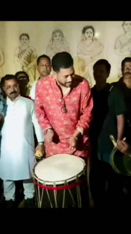 পর্যটন মন্ত্রী শংকর ঘোষ ঢাকের তালে মেতে উঠলেন শিলিগুড়িতে