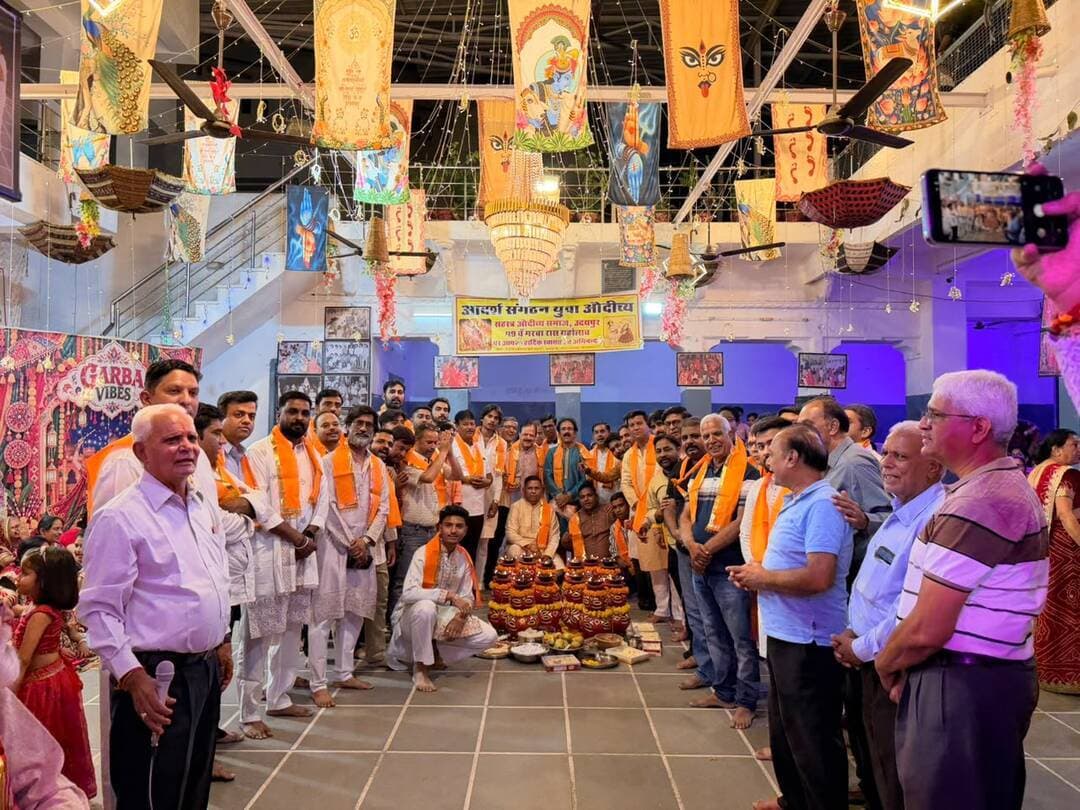 आदर्श संगठन युवा औदीच्य की नवीन कार्यकारिणी घोषित, कमलेश शर्मा बने अध्यक्ष
संगठन को मजबूत बनाने और समाज के युवाओं को एकजुट करने पर रहेगा जोर, लखन शर्मा सहित तीन को मीडिया प्रभारी की जिम्मेदारी
@followers @top fans News 24 Udaipur
#udaipur #viralpost #nonfollowers
उदयपुर। सहस्त्र औदीच्य समाज के आदर्श संगठन युवा औदीच्य की नवीन कार्यकारिणी की घोषणा सोमवार को की गई है। नई कार्यकारिणी में कमलेश शर्मा को अध्यक्ष की जिम्मेदारी सौंपी गई है। संगठन का उद्देश्य समाज के युवाओं को एकजुट कर सामाजिक गतिविधियों को गति देना, समाज हित के कार्यों को आगे बढ़ाना और युवाओं की प्रतिभा को उचित मंच प्रदान करना है।
कार्यकारिणी में लोकेश द्विवेदी, देवकी वल्लभ दवे, नरेश दीक्षित और कुंज बिहारी शुक्ला को विशिष्ट संरक्षक बनाया गया है, जबकि विजय याज्ञिक को मुख्य संरक्षक की जिम्मेदारी दी गई है। राजेंद्र त्रिवेदी, राम कृपा शर्मा, दिनेश दवे, योगेंद्र रावल, अनिल मेहता और सुनील व्यास को मार्गदर्शक एवं संरक्षक के रूप में शामिल किया गया है।
उपाध्यक्ष पद पर केशव वल्लभ दवे, गौरव दवे, शैलेन्द्र औदीच्य, शिवेश औदीच्य और गुंजन शर्मा को जिम्मेदारी दी गई है। सुधीर व्यास और राजेश व्यास महासचिव, जबकि कीर्ति कुमार दवे और मनीष व्यास कोषाध्यक्ष बनाए गए हैं।
सचिव पद पर राकेश शर्मा, जय याज्ञिक, रौनक शुक्ला, हर्षित दवे और चिराग शर्मा को शामिल किया गया है। संगठन सचिव के रूप में राजीव याज्ञिक, यदु वल्लभ दवे, सौरभ शर्मा, विनय भार्गव और विनीत व्यास को जिम्मेदारी सौंपी गई है। वहीं धर्मेन्द्र रावल, चिराग औदीच्य, अभिमन्यु रावल, नवेन्दु मेहता, आशिष त्रिवेदी और रुद्रेश को सह सचिव बनाया गया है।
संगठन की मीडिया गतिविधियों और प्रचार-प्रसार की जिम्मेदारी लखन शर्मा, भूमित शर्मा और खुशांक व्यास को सौंपी गई है।
कार्यकारिणी सदस्य के रूप में विशाल औदीच्य, राजेश शर्मा, प्रतीक शुक्ला, राजेश दवे, अंशुल शर्मा, निखिल व्यास, सौरभ व्यास, रोहित दवे, प्रथम रावल, कुश रावल, नयन रावल, हार्दिक व्यास, मोनील याज्ञिक, हितेन्दु मेहता, श्रेय रावल, भूपेंद्र दवे, लोकेश रावल, अक्षत शर्मा, दक्ष शर्मा, लविश रावल, नितिन रावल, लक्ष शर्मा को शामिल किया गया है।
नई कार्यकारिणी के गठन से संगठनात्मक गतिविधियों को नई दिशा मिलने और समाज के युवाओं की भागीदारी बढ़ने की उम्मीद है। संगठन के पदाधिकारी सामाजिक एकता, सहयोग और समाजहित के कार्यों को प्राथमिकता देते हुए युवाओं को संगठित करने की दिशा में कार्य करेंगे।