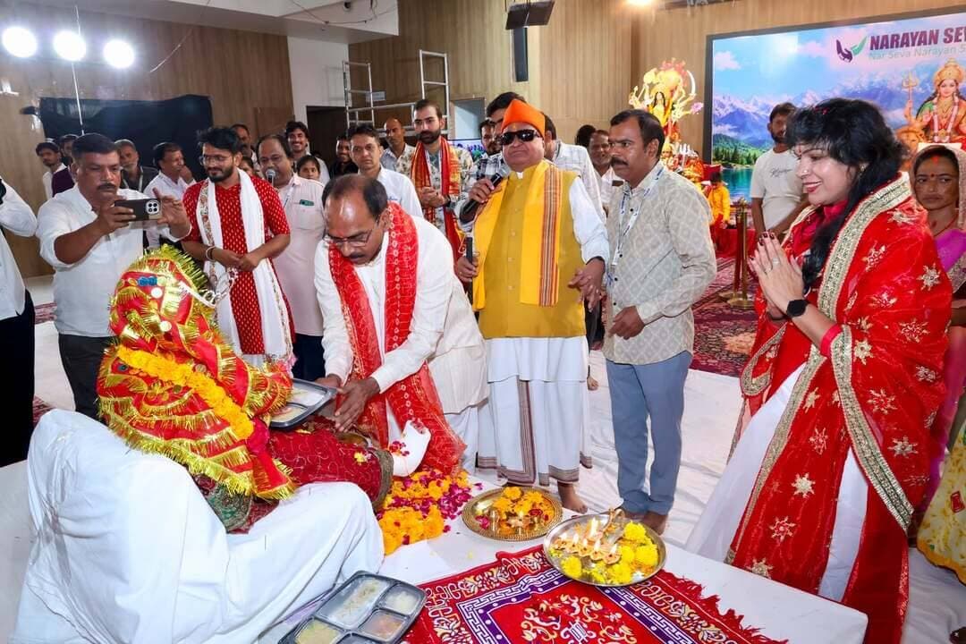 देवी भागवत की पूर्णाहुति, 501 दिव्यांग कन्याओं का महापूजन
सांसद रावत बोले - नारायण सेवा संस्थान ने बढ़ाया मेवाड़ का मान
@followers @top fans News 24 Udaipur Narayan Seva Sansthan
#udaipur #viralpost #nonfollowers #navratri #navratrispecial
उदयपुर, 19 अक्टूबर। नारायण सेवा संस्थान की ओर से सोमवार को वर्ल्ड ऑफ ह्यूमैनिटी में 501 दिव्यांग कन्याओं का महापूजन श्रद्धा और भक्ति भाव के साथ आयोजित किया गया। कार्यक्रम में उदयपुर सांसद डॉ. मन्नालाल रावत मुख्य अतिथि के रूप में शामिल हुए। उन्होंने कन्याओं की आरती उतारी और प्रसाद अर्पित किया। साथ ही सर्जरी से लाभान्वित बच्चियों से आत्मीय संवाद कर उनके स्वास्थ्य और जीवन में आए बदलावों की जानकारी ली।
रावत ने कहा कि प्रधानमंत्री नरेंद्र मोदी ने दिव्यांगजनों को ‘दिव्यांग’ नाम देकर उन्हें सम्मान और नई पहचान दी तथा उनके सशक्तीकरण के लिए अनेक योजनाएं शुरू कीं। वहीं, नारायण सेवा संस्थान निःशुल्क मानव सेवा और देशभर में सेवा शिविरों के माध्यम से मेवाड़ का गौरव बढ़ा रहा है। संस्थान का सेवा कार्य दिव्यांगजनों के जीवन में आशा और आत्मविश्वास जगाने वाला अनुकरणीय प्रयास है।
कार्यक्रम में संस्थान के संस्थापक पद्मश्री कैलाश मानव एवं निदेशक वंदना अग्रवाल भी उपस्थित रहे। वंदना अग्रवाल ने सांसद को संस्थान की सेवा गतिविधियों की जानकारी देते हुए बताया कि संस्थान दिव्यांगजनों के उपचार, सर्जरी, कृत्रिम अंग एवं कैलिपर्स उपलब्ध कराने और पुनर्वास के माध्यम से प्रतिदिन बड़ी संख्या में जरूरतमंदों को लाभान्वित कर रहा है।
संस्थान अध्यक्ष प्रशांत अग्रवाल ने कहा कि नारायण सेवा संस्थान कई वर्षों से श्रद्धा और समर्पण के साथ दिव्यांग कन्याओं में मां दुर्गा का स्वरूप देखकर उनका पूजन करता आ रहा है। नवरात्र में आयोजित यह महापूजन केवल धार्मिक अनुष्ठान नहीं, बल्कि सम्मान, समानता और संवेदनशीलता का संदेश देने वाला सेवा यज्ञ है। इसका उद्देश्य दिव्यांग बच्चियों और उनके परिवारों को सम्मान, अपनत्व और सामाजिक स्वीकार्यता का अहसास कराना है।
उन्होंने कहा कि उपचार और सर्जरी से लाभान्वित बच्चियों के चेहरों पर मुस्कान तथा उनके परिवारों के जीवन में लौटती आशा ही संस्थान की सेवा का वास्तविक प्रतिफल है। महापूजन में बच्चियों और उनके परिजनों की सहभागिता ने आयोजन को भावपूर्ण बना दिया।
सांयकालीन सत्र में संस्थान अध्यक्ष प्रशांत अग्रवाल के सानिध्य में आयोजित देवी भागवत कथा में मां दुर्गा की भक्ति, नर-नारायण, कन्या पूजन, सच्चियाय माता, भगवान श्रीराम, राजा रघु और अमृता देवी के प्रसंगों के माध्यम से दिव्यांगजनों की सहायता, नारी सम्मान, अहिंसा और पर्यावरण संरक्षण की प्रेरणा दी गई। समापन पर श्रद्धालुओं से जरूरतमंदों की मदद करने तथा दिव्यांग बच्चों को शिक्षा, उपचार और आत्मनिर्भरता के अवसर उपलब्ध कराने का संकल्प लेने का आह्वान किया गया।