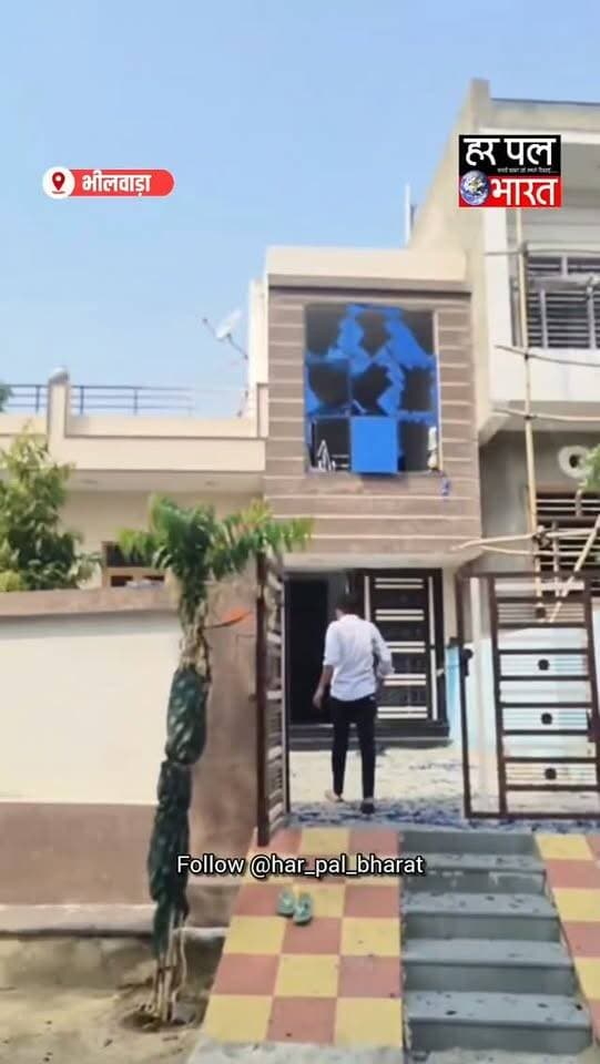 🚨 भीलवाड़ा में विस्फोटक से भरी पिकअप में भीषण ब्लास्ट, ड्राइवर की मौत!
💥 धमाका इतना जोरदार कि पिकअप के परखच्चे उड़ गए, इंजन करीब 10 फीट दूर जा गिरा और बाड़े की दीवार मलबे में तब्दील हो गई। आसपास के मकानों के कांच भी टूट गए।
📍 घटना आगूंचा गांव की है, जहां हादसे में बूंदी निवासी 35 वर्षीय चालक राम अवतार की मौके पर ही मौत हो गई। सूचना पर पहुंची पुलिस ने घटनास्थल को सील कर दिया है। विस्फोट के कारणों का पता लगाने के लिए फॉरेंसिक टीम को बुलाया गया है।
🔎 आखिर विस्फोट कैसे हुआ? पुलिस जांच में जुटी।
📲 भीलवाड़ा की हर बड़ी खबर के लिए फॉलो करें हर पल भारत न्यूज़।
#भीलवाड़ा #आगूंचा #गुलाबपुरा #BreakingNews #BhilwaraNews RajasthanNews HarPalBharatNews हरपलभारत