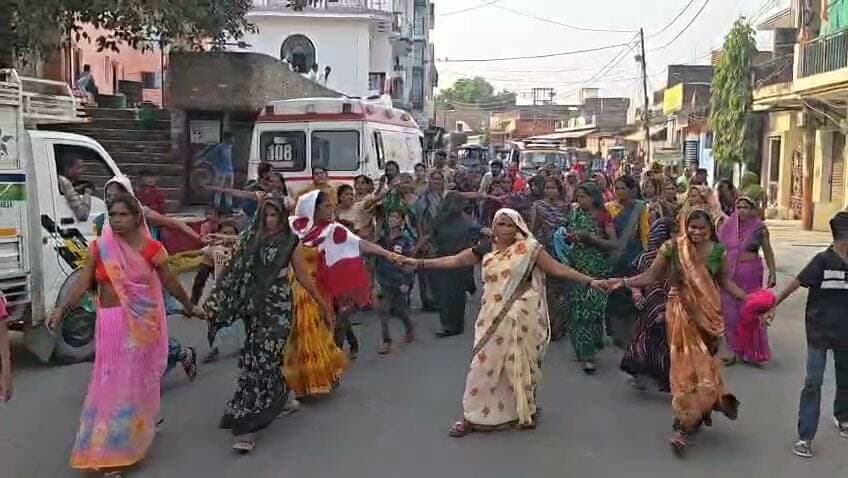 हमीरपुर में केले बेचने वाले युवक की मौत के बाद हंगामा.