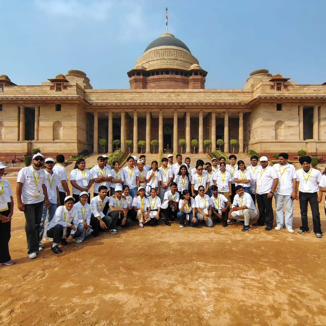 मेरा युवा भारत, करनाल
वंदे मातरम् कैंप में शामिल हुए करनाल के पांच युवा, राष्ट्रप्रेम, नेतृत्व विकास एवं राष्ट्र निर्माण से जुड़ा अनुभव प्राप्त किया
करनाल, 19 अक्टूबर। मेरा युवा भारत करनाल के पांच चयनित युवाओं ने दिल्ली में आयोजित वंदे मातरम् कैंप में भाग लिया। इन युवाओं में नवीन, नीरू, कंचन रानी, दीपक यादव और सौरभ रमन शामिल थे। यह कैंप 13 से 19 अक्टूबर तक मेरा युवा भारत, पूर्वी दिल्ली द्वारा नई दिल्ली स्थित जयराम आश्रम में आयोजित किया गया। कैंप के माध्यम से युवाओं को राष्ट्रप्रेम, नेतृत्व विकास, संवैधानिक जागरूकता और देश की सांस्कृतिक विविधता को समझने का अवसर मिला।
कैंप के दौरान प्रतिभागियों ने वंदे मातरम् के ऐतिहासिक महत्व, स्वतंत्रता संग्राम में इसके योगदान तथा राष्ट्र निर्माण में युवाओं की भूमिका से संबंधित सत्रों में भाग लिया। इसके साथ ही संविधान, मौलिक अधिकारों एवं कर्तव्यों, नागरिक जिम्मेदारियों, युवा संसद, नेतृत्व विकास और सामुदायिक सहभागिता जैसे विषयों पर आयोजित गतिविधियों में भी हिस्सा लिया।
कार्यक्रम के अंतर्गत प्रतिभागियों के लिए मदर डेयरी प्लांट, राजघाट, दिल्ली विधानसभा, राष्ट्रपति भवन, इंडिया गेट तथा संग्रहालय के शैक्षणिक भ्रमण आयोजित किए गए। इसके अतिरिक्त, विभिन्न राज्यों की संस्कृति, परंपराओं, खानपान एवं सांस्कृतिक प्रस्तुतियों के माध्यम से ‘एक भारत, श्रेष्ठ भारत’ की भावना को बढ़ावा दिया गया।
यह कैंप करनाल के पांचों युवाओं के लिए एक ज्ञानवर्धक एवं यादगार अनुभव रहा। इस दौरान उन्हें देश के विभिन्न हिस्सों से आए युवाओं के साथ संवाद करने, नई जानकारियां प्राप्त करने और अपनी नेतृत्व क्षमता विकसित करने का अवसर मिला। कैंप से प्राप्त अनुभव एवं सीख युवाओं को अपने जिले में युवा जागरूकता और सामाजिक गतिविधियों में अधिक सक्रिय भूमिका निभाने के लिए प्रेरित करेंगे।
मेरा युवा भारत, करनाल द्वारा युवाओं को ऐसे अवसरों से जोड़ने का प्रयास किया गया, जो उनमें राष्ट्रप्रेम, जिम्मेदार नागरिकता, नेतृत्व क्षमता तथा राष्ट्र निर्माण में सक्रिय भागीदारी की भावना को मजबूत करते हैं।