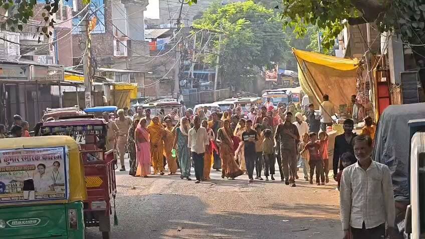 हमीरपुर में केले बेचने वाले युवक की मौत के बाद हंगामा.