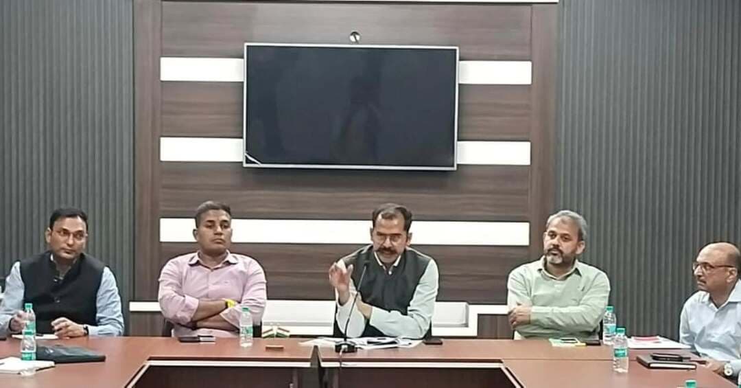 गुरुकुल कुरुक्षेत्र की ऐतिहासिक और वैदिक परंपरा देखेंगी राष्ट्रपति द्रौपदी मुर्मू:विश्राम कुमार मीणा
राष्ट्रपति के दौरे को लेकर सभी विभाग करें पुख्ता प्रबंध, गुरुकुल कुरुक्षेत्र के कार्यक्रम को लेकर उपायुक्त ने तैयारियों का लिया जायजा, 1 नवंबर को गुरुकुल कुरुक्षेत्र में आयोजित होने वाले कार्यक्रम में राष्ट्रपति द्रौपदी मुर्मू मुख्य अतिथि के रूप में करेंगी शिरकत
कुरुक्षेत्र 19 अक्टूबर उपायुक्त विश्राम कुमार मीणा ने कि देश की राष्ट्रपति द्रौपदी मुर्मू अपने दौरे में कुरुक्षेत्र के गुरुकुल की ऐतिहासिक और वैदिक परंपरा को देखेंगी। राष्ट्रपति के दौरे को देखते हुए सभी तैयारियां समयबद्ध, पुख्ता और प्रोटोकॉल के अनुसार पूरी की जाएं। प्रशासन की ओर से कोई भी कमी नहीं रहनी चाहिए।
उपायुक्त विश्राम कुमार मीणा सोमवार को गुरुकुल कुरुक्षेत्र के सभागार में आयोजित एक महत्वपूर्ण बैठक की अध्यक्षता कर रहे थे। बैठक का मुख्य एजेंडा आगामी 1 नवंबर को गुरुकुल कुरुक्षेत्र में आयोजित होने वाले स्वामी श्रद्धानंद की जयंती कार्यक्रम की तैयारियों की समीक्षा करना था, जिसमें भारत की महामहिम राष्ट्रपति द्रौपदी मुर्मू मुख्य अतिथि के रूप में शिरकत करेंगी। उन्होंने पुलिस विभाग को निर्देश दिए कि राष्ट्रपति की सुरक्षा के लिए उच्च स्तरीय सुरक्षा प्लान तैयार किया जाए। गुरुकुल परिसर के अंदर और बाहर, आने-जाने वाले मार्गों पर पर्याप्त पुलिस बल तैनात किया जाए। इसके साथ ही यातायात व्यवस्था के लिए अलग से रूट प्लान बनाया जाए, ताकि आमजन को किसी प्रकार की असुविधा न हो और वीवीआईपी मूवमेंट सुचारू रूप से हो सके। पार्किंग स्थलों का चिन्हित पहले से कर लिया जाए।
उन्होंने कहा कि वन विभाग को गुरुकुल परिसर, कुरुक्षेत्र यूनिवर्सिटी और मुख्य मार्गों पर साफ-सफाई, पौधारोपण और हरियाली बढ़ाने के निर्देश दिए गए।बिजली विभाग को निर्देश दिए गए कि कार्यक्रम स्थल पर 24 घंटे निर्बाध बिजली आपूर्ति सुनिश्चित की जाए। इसके लिए अलग से जनरेटर और बैकअप की व्यवस्था की जाए और तारों को व्यवस्थित किया जाए। इसी तरह स्वास्थ्य विभाग को कार्यक्रम स्थल पर डॉक्टरों की टीम, एम्बुलेंस, फस्र्ट एड किट और सभी आवश्यक दवाओं के साथ तैनात रहने के निर्देश दिए गए। उपायुक्त विश्राम कुमार मीणा ने कहा कि एक अस्थायी मेडिकल कैंप भी स्थापित किया जाए। फायर विभाग को कार्यक्रम स्थल पर फायर टेंडर और अग्निशमन उपकरणों के साथ अलर्ट मोड पर रहने के निर्देश दिए गए। जन स्वास्थ्य अभियांत्रिकी विभाग और नगर निकाय विभाग को कार्यक्रम स्थल पर स्वच्छ पेयजल, मोबाइल टॉयलेट, साफ-सफाई और जल