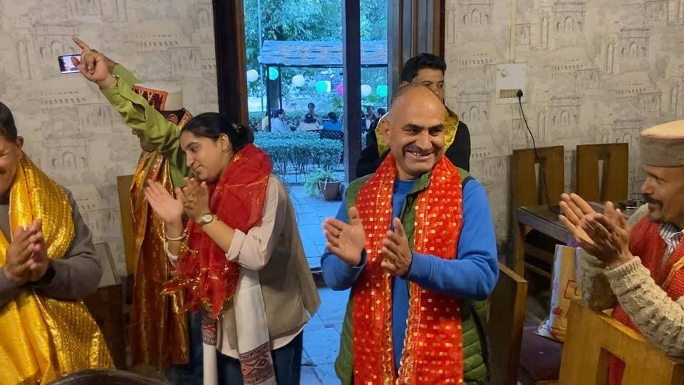 गौड निवास में पूर्ण ठाकुर की एलबम विजयदशमी का विमोचन करते हुए धर्मेन्द्र शर्मा