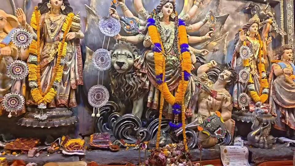 LIVE - অষ্টমীর সন্ধ্যায় পুরাতন ঝাড়গ্রাম সার্বজনীন দুর্গাপুজোয় দর্শনার্থীদের ঢল, উৎসবের আনন্দে মাতোয়ারা ঝাড়গ্রাম শহর।