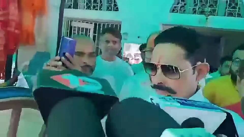 पत्रकार - दादा प्रचार में जा रहे हैं?
अनंत सिंह - नै खेत बेचे जा रहे हैं।
🤣
पत्रकार - जनता का आशीर्वाद लेने जा रहे हैं?
अनंत सिंह - हाँ, जा रहे हैं। रोज एक्के बात क्या पूछता है?
#AnantSingh #pawansingh #AnantAmbani #BiharPolitics
