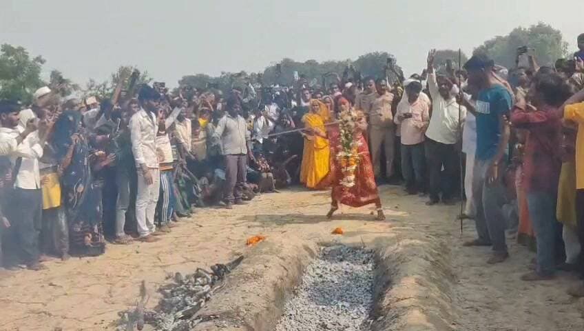 नुकीली कीलों की शैय्या पर नौ दिन की साधना, अंगारों पर चलकर पूरी की प्रतिज्ञा
कौशाम्बी। भरवारी के अमहा गांव में प्रतापगढ़ की सुदेश्वरी दुर्गा की कठिन साधना चर्चा का विषय बनी हुई है। नवरात्र की नवमी पर उन्होंने नुकीली कीलों की शैय्या पर साधना करने के बाद अंगारों पर चलकर नौ दिवसीय प्रतिज्ञा पूरी की।