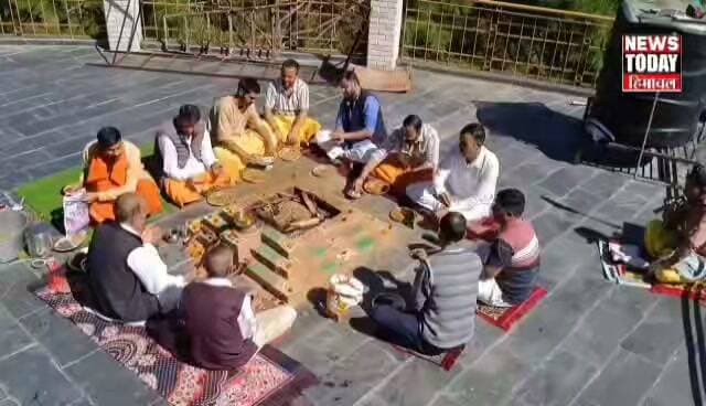 राजगढ़ के शिरगुल देवता मंदिर में नवचंडी पाठ संपन्न
नौ दिनों तक चला धार्मिक अनुष्ठान, हवन-यज्ञ के बाद हुआ कन्या पूजन
राजगढ़ के प्राचीन शिरगुल देवता मंदिर में शारदीय नवरात्र के दौरान नौ दिनों तक चले नवचंडी पाठ का नवमी पर विधिवत समापन हुआ। इस अवसर पर वैदिक मंत्रोच्चार के बीच हवन-यज्ञ किया गया। इसके बाद कन्या पूजन और साधु-संतों के लिए भोजन की व्यवस्था की गई।
शिरगुल देवता मंदिर समिति की ओर से आयोजित इस धार्मिक अनुष्ठान में तीन ब्राह्मणों ने नौ दिनों तक विधि-विधान से नवचंडी पाठ किया। नवमी के दिन हवन-यज्ञ में श्रद्धालुओं ने आहुतियां डालकर क्षेत्र की सुख-शांति और समृद्धि की कामना की। इसके बाद कन्या पूजन कर भोजन करवाया गया और साधु-संतों को भी भोजन कराया गया।
मंदिर समिति के अध्यक्ष अरुण ठाकुर ने बताया कि ऐसे आयोजनों से क्षेत्र की धार्मिक आस्था और प्राचीन परंपराओं को संजोए रखने में मदद मिलती है।
नवचंडी पाठ की पूर्णाहुति के साथ मंदिर परिसर भक्तिमय माहौल में डूबा रहा।
न्यूज टुडे हिमाचल के लिए राजगढ़ से रवि दत्त भारद्वाज की रिपोर्ट।