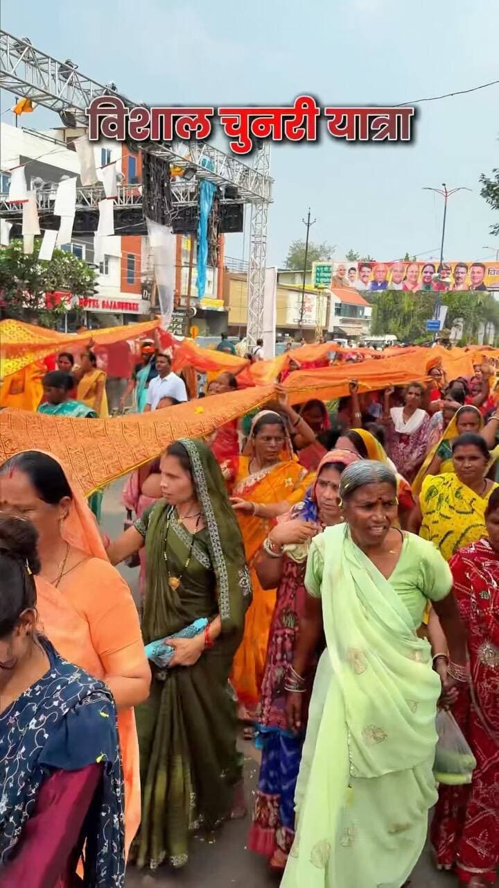 🚩 जय माँ बिजासन! इंदौर में उमड़ा आस्था का जनसैलाब! 🙏❤️
भिया… इंदौर की सड़कों पर आज भक्ति, श्रद्धा और आस्था का अद्भुत नज़ारा देखने को मिला! 🚩✨
🌺 2.5 किलोमीटर लंबी विशाल चुनरी यात्रा में करीब 1 लाख श्रद्धालुओं की सहभागिता बताई गई।
श्री सुदर्शन गुप्ता जी के संयोजन में बड़ा गणपति मंदिर से शुरू हुई यह भव्य यात्रा इंदौर की कुलदेवी माँ बिजासन के दरबार तक पहुँची। 🙏
🚩 जगह-जगह पुष्पवर्षा, माता रानी के जयकारे और भक्तों का उत्साह देखते ही बन रहा था!
इस आयोजन को विश्व की सबसे बड़ी चुनरी यात्रा के रूप में प्रस्तुत किया गया। ❤️
🙏 भिया, कमेंट में एक बार प्रेम से बोलो — जय माँ बिजासन! 🚩🌺
📍 इंदौर, मध्यप्रदेश
#JaiMaaBijasan #ChunariYatra2026 #Indore #IndoreShahar #MaaBijasan IndoreDiaries SanatanDharma JaiMataDi IndoreNews माँबिजासन