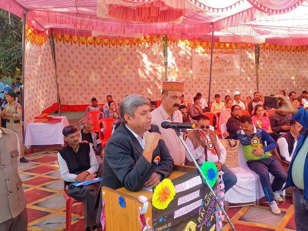 📍 चंबा के ऐतिहासिक चौगान में राज्य स्तरीय टूर्नामेंट का समापन समारोह
चंबा 20 अक्टूबर 2026
आज चंबा के ऐतिहासिक चौगान में आयोजित राज्य स्तरीय टूर्नामेंट के समापन समारोह में चंबा सदर विधायक नीरज नैयर ने बतौर मुख्य अतिथि शिरकत की। इस दौरान उन्होंने उपस्थित जनसमूह को संबोधित किया।
तस्वीर: समापन समारोह को संबोधित करते चंबा सदर विधायक Neeraj Nayar ।