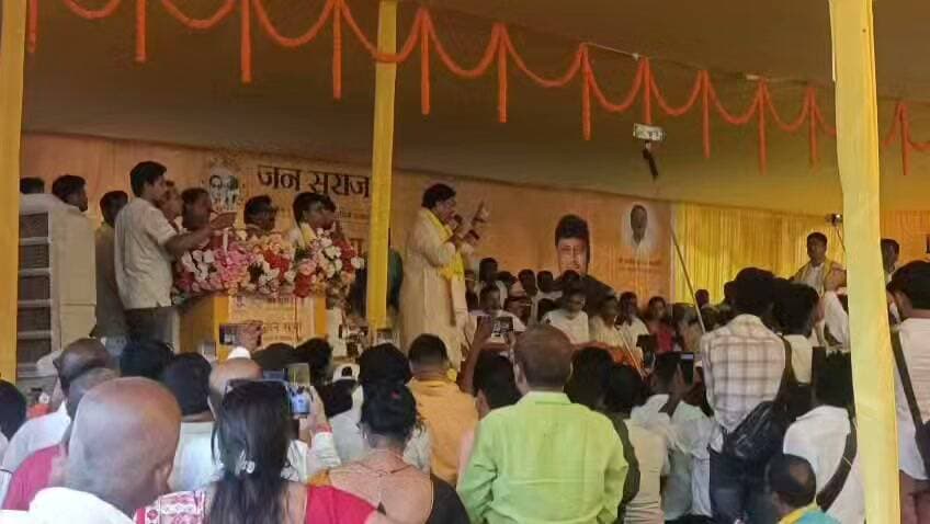कोशी स्नातक निर्वाचन क्षेत्र से हमारे भैया डॉ. रजनीश रंजन ने पूर्णिया में दाखिल किया नामांकन..
#कोशीस्नातक निर्वाचन क्षेत्र, बिहार विधान परिषद चुनाव 2026 को लेकर जन सुराज के प्रत्याशी डॉ. रजनीश रंजन ने पूर्णिया में अपना नामांकन पर्चा दाखिल किया। नामांकन के दौरान जन सुराज के सूत्रधार प्रशांत किशोर एवं पूर्व विधायक किशोर कुमार मुन्ना समेत कई समर्थक एवं कार्यकर्ता मौजूद रहे।नामांकन के अवसर पर विभिन्न जिलों से पहुंचे कार्यकर्ताओं ने डॉ. रजनीश रंजन का गर्मजोशी से स्वागत किया। समर्थकों में खासा उत्साह देखने को मिला।कार्यकर्ताओं ने कहा कि कोशी क्षेत्र की आवाज को मजबूती से सदन तक पहुंचाने के लिए वे एकजुट हैं। इस दौरान समर्थकों ने “आने वाला कल हमारा होगा” जैसे नारों के साथ उत्साह व्यक्त किया।
बडे भैया डॉ. रजनीश रंजन के नामांकन पर हमारी ओर से हार्दिक शुभकामनाएं।🙏🙏
हर हर महादेव ❤️❤️🙏🙏