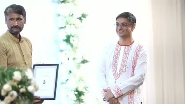 @journalist_mahima24दैनिक भास्कर डिजिटल की अंडरकवर रिपोर्टर महिमा सिंह सिर्फ एक नाम नहीं, बल्कि उन लड़कियों के लिए उम्मीद और हिम्मत की आवाज हैं, जो गरीबी, मजबूरी या अपनों के झूठे भरोसे के कारण शोषण के दलदल में फंस जाती हैं।
महिमा सिंह ने जोखिम उठाकर आरके एस्ट्रा ग्रुप में पांच दिन रहकर वहां मौजूद लड़कियों की आपबीती और उनकी परिस्थितियों को करीब से समझा। उनकी रिपोर्टिंग के बाद मामले में कार्रवाई हुई, कई संचालकों के खिलाफ प्राथमिकी दर्ज हुई और कई लोगों की गिरफ्तारी भी हुई।
इन लड़कियों के लिए यह महज एक खबर नहीं, बल्कि उनकी जिंदगी, सम्मान और भविष्य की लड़ाई थी। जिनकी आवाज दब गई थी, उनकी आवाज बनकर सच्चाई सामने लाने के लिए महिमा सिंह ने जिस साहस और संवेदनशीलता का परिचय दिया, वह सराहनीय है।
इसी साहस, निर्भीक पत्रकारिता और लड़कियों के हक में उठाई गई आवाज के लिए आज महिमा सिंह को सम्मानित भी किया गया।
ऐसी जांबाज पत्रकार को मेरा सलाम।
महादेव आपको हमेशा शक्ति �