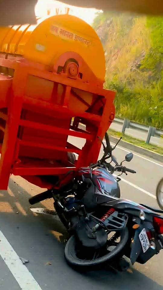 चंदवारा के जवाहर घाट के समीप सड़क हादसा, बाइक सवार दो लोग घायल, ट्रैक्टर चालक फरार
चंदवारा थाना क्षेत्र के रांची-पटना मुख्य मार्ग पर जवाहर घाट के समीप सड़क दुर्घटना में बाइक सवार दो लोग घायल हो गए। घटना के बाद ट्रैक्टर चालक इंजन लेकर मौके से फरार हो गया, जबकि थ्रेसर घटनास्थल पर ही छूट गया।
जानकारी के अनुसार, बाइक संख्या जेएच 12 जे-3708 पर सवार दोनों व्यक्ति झुमरी तिलैया से बरही की ओर जा रहे थे। इसी दौरान जवाहर घाट के समीप उनकी बाइक आगे चल रहे ट्रैक्टर से टकरा गई। हादसे में दोनों बाइक सवार घायल हो गए।
घटना की सूचना मिलने पर चंदवारा थाना पुलिस मौके पर पहुंची और दोनों घायलों को इलाज के लिए अस्पताल भेजा।