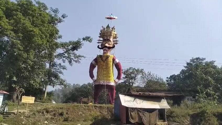 नाहन: नाहन के आमवाला सैनवाला में 77 फीट ऊंचा रावण का पुतला तैयार, दशहरे पर होगा दहन