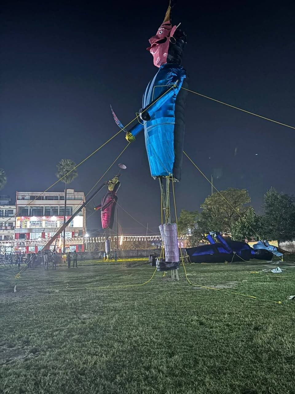 मोकामा के SKM हाई स्कूल मैदान में सजेगा रावण वध का मंच: रावण, कुंभकर्ण और मेघनाथ के पुतलों से उठा मोकामा का सियासी पारा
मोकामा:
बिहार के मोकामा में दशहरे के पावन अवसर पर इस बार का रावण वध समारोह बेहद खास और राजनीतिक रूप से सरगर्मी बढ़ाने वाला होने जा रहा है। शहर के प्रसिद्ध एसकेएम (SKM) हाई स्कूल के मैदान में रावण, कुंभकर्ण और मेघनाथ के विशालकाय पुतले शान से सिर उठाए खड़े हो चुके हैं। 20 अक्टूबर की शाम ठीक 6 बजे यहाँ हजारों की संख्या में श्रद्धालुओं के जुटने की उम्मीद है, जिसकी प्रशासनिक और आयोजकीय तैयारियां पूरी कर ली गई हैं।
शांति और सुरक्षा की अपील
इस भव्य आयोजन को सफल बनाने के लिए 'रावण वध समिति' के आयोजकों ने सभी आगंतुकों से विशेष अपील की है। समिति ने कहा है कि जितने भी श्रद्धालु मेला देखने पहुँचें, वे पूरी तरह शांतिपूर्ण माहौल बनाए रखें। साथ ही, किसी भी तरह की अफवाहों पर ध्यान न देने और प्रशासन का सहयोग करने का आग्रह किया गया है ताकि पर्व का आनंद शांतिपूर्वक लिया जा सके।
अनंत सिंह और नीरज कुमार की संभावित मौजूदगी से मची हलचल
इस वर्ष के रावण वध समारोह का सबसे दिलचस्प और चर्चा का विषय यहाँ का राजनीतिक समीकरण बन गया है। मोकामा के बाहुबली नेता और पूर्व विधायक अनंत सिंह के समर्थकों द्वारा लगातार यह दावा किया जा रहा है कि इस बार रावण वध में उनका आगमन होगा। आमतौर पर अनंत सिंह ऐसे बड़े आयोजनों में कम ही शिरकत करते हैं, लेकिन इस बार इसमें उनकी गहरी रुचि देखी जा रही है।
दूसरी ओर, मोकामा जेडीयू के मुख्य प्रवक्ता नीरज कुमार हर साल इस पारंपरिक आयोजन में बढ़-चढ़कर शामिल होते रहे हैं। हाल के दिनों और पूर्व के राजनीतिक घटनाक्रमों के बाद, यदि अनंत सिंह और नीरज कुमार एक ही मंच पर आमने-सामने या साथ नजर आते हैं, तो यह मोकामा की सियासत में एक अलग ही चर्चा का केंद्र बन जाएगा। दोनों नेताओं की संभावित मौजूदगी को लेकर स्थानीय लोगों और राजनीतिक गलियारों में अभी से ही तरह-तरह की अटकलें लगाई जा रही हैं।
फिलहाल, प्रशासन सुरक्षा के पुख्ता इंतजाम में जुटा है और मोकामा के लोग इस ऐतिहासिक और रोमांचक आयोजन का गवाह बनने के लिए पूरी तरह तैयार हैं।
#Mokama #Patna #Bihar