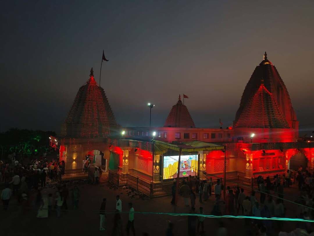 • शारदीय नवरात्रि में विजयासन देवी धाम सलकनपुर में उमड़ा श्रद्धा का सैलाब
• लाखों श्रद्धालुओं ने किए मां विजयासन देवी के दर्शन, जिला प्रशासन ने श्रद्धालुओं की सुविधा एवं सुरक्षा के लिए किए व्यापक इंतजाम
शारदीय नवरात्रि के पहले दिन से नवमी तक प्रसिद्ध विजयासन देवी धाम सलकनपुर में श्रद्धालुओं का जनसैलाब उमड़ा। पूरे नवरात्रि पर्व के दौरान मंदिर परिसर और दर्शन मार्ग पर भक्तों की भारी भीड़ रही। लाखों श्रद्धालुओं ने सलकनपुर पहुंचकर मां विजयासन देवी के दर्शन किए और परिवार की सुख-समृद्धि, खुशहाली एवं मंगलकामना के लिए प्रार्थना की। दूर-दराज के क्षेत्रों से महिला, पुरुष, बुजुर्गों और बच्चों सहित बड़ी संख्या में श्रद्धालु माता के दर्शन के लिए पहुंचे। पूरे धाम में नौ दिनों तक भक्ति, श्रद्धा और माता के जयकारों से वातावरण भक्तिमय बना रहा। इस वर्ष दर्शनार्थियों की संख्या में उल्लेखनीय वृद्धि देखने को मिली।
श्रद्धालुओं की सुविधा और सुरक्षा के लिए प्रशासन ने किए व्यापक इंतजाम
नवरात्रि के दौरान बड़ी संख्या में श्रद्धालुओं के आगमन को देखते हुए जिला प्रशासन द्वारा मां विजयासन देवी के सुगम एवं सुरक्षित दर्शन के लिए व्यापक व्यवस्थाएं सुनिश्चित की गईं। कलेक्टर श्री बालागुरू के. के निर्देशानुसार श्रद्धालुओं की सुविधा को प्राथमिकता देते हुए विभिन्न व्यवस्थाओं के संचालन के लिए अधिकारियों एवं कर्मचारियों की ड्यूटी लगाई गई। सभी अधिकारियों एवं कर्मचारियों ने अपने दायित्वों का गंभीरता और जिम्मेदारी के साथ निर्वहन किया। मंदिर परिसर और दर्शन मार्ग पर व्यवस्थाओं को सुचारु बनाए रखने के साथ ही श्रद्धालुओं की आवाजाही पर विशेष ध्यान दिया गया, जिससे दर्शनार्थियों को अनावश्यक परेशानी का सामना न करना पड़े।
पेयजल, स्वच्छता, बिजली और चिकित्सा सुविधाओं पर रहा विशेष ध्यान
जिला प्रशासन द्वारा श्रद्धालुओं की सुविधा के लिए पेयजल, साफ-सफाई, विद्युत आपूर्ति, चिकित्सा सुविधा और यातायात प्रबंधन सहित आवश्यक व्यवस्थाएं की गईं। भीड़ के दौरान व्यवस्थाओं के सुचारु संचालन और श्रद्धालुओं को आवश्यक सहायता उपलब्ध कराने के लिए संबंधित विभागों के अधिकारी-कर्मचारी लगातार सक्रिय रहे। यातायात व्यवस्था को व्यवस्थित रखने तथा दर्शन मार्ग पर श्रद्धालुओं की आवाजाही सुगम बनाने पर भी ध्यान दिया गया। प्रशासनिक अमले की सतत सक्रियता से नवरात्रि के दौरान बड़ी संख्या में पहुंचे श्रद्धालुओं को सुविधाजनक ढंग से दर्शन कराने के लिए व्यवस्थाएं संचालित की गईं।
आस्था के साथ व्यवस्थाओं का बेहतर समन्वय
मां विजयासन देवी धाम सलकनपुर में नवरात्रि के दौरान उमड़ी श्रद्धालुओं की भीड़ क्षेत्र में माता के प्रति लोगों की गहरी आस्था और विश्वास को दर्शाती है। देवी आराधना के इस विशेष पर्व पर श्रद्धालुओं ने पूजा-अर्चना कर सुख, शांति और समृद्धि की कामना की। वहीं, जिला प्रशासन द्वारा श्रद्धालुओं की सुविधा, सुरक्षा और सुगम दर्शन के लिए किए गए इंतजामों तथा विभिन्न विभागों के समन्वित प्रयासों ने पर्व के दौरान व्यवस्थाओं को सुचारु बनाए रखने में महत्वपूर्ण भूमिका निभाई।
#JansamparkMP #CMMadhyaPradesh #MadhyaPradesh #sehore