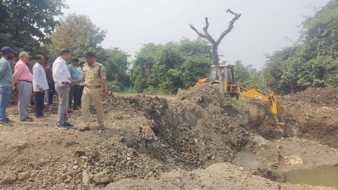 दुर्गा प्रतिमा विसर्जन स्थलों पर सुरक्षा के लिए होमगार्ड एवं एसडीईआरएफ के जवान तैनात
जिले में दुर्गा प्रतिमाओं के विसर्जन के दौरान श्रद्धालुओं की सुरक्षा एवं आपदा प्रबंधन के लिए जिला होमगार्ड कमांडेंट द्वारा ड्यूटी लगा गई हैं। जारी आदेश के अनुसार, 20 अक्टूबर 2026 से जिले के प्रमुख विसर्जन स्थलों पर होमगार्ड एवं एसडीईआरएफ के जवानों को आवश्यक बचाव उपकरणों के साथ तैनात किया गया है।
सीहोर शहर के प्रमुख विसर्जन स्थलों सहित ग्रामीण क्षेत्रों में भी सुरक्षा व्यवस्था सुनिश्चित की गई है। प्रमुख स्थलों में टाउन हॉल के पास विसर्जन स्थल, सीवन नदी घाट, ईटलाईमाता विसर्जन स्थल (करवा), जमोनिया तालाब, श्यामपुर, दोराहा, अहमदपुर, आष्टा, जावर, सिद्धीकगंज, इछावर, भैंरूंदा, गोपालपुर, रेहटी एवं बुधनी के विसर्जन स्थल शामिल हैं। आवश्यकता पड़ने पर जिला मुख्यालय की रिजर्व आपदा टीम को भी तत्काल रवाना किया जाएगा।
प्रशासन द्वारा श्रद्धालुओं से अपील की गई है कि वे विसर्जन के दौरान शांति एवं सतर्कता बनाए रखें और सुरक्षा व्यवस्था में तैनात जवानों के निर्देशों का पालन करें, ताकि प्रतिमा विसर्जन का कार्य सुरक्षित एवं व्यवस्थित रूप से संपन्न हो सके।
#JansamparkMP #CMMadhyaPradesh #MadhyaPradesh #sehore
