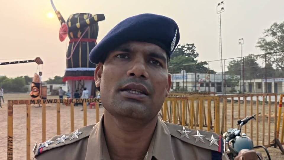 *बड़ी खबर*
*गरबा कार्यक्रम के बाहर रोड पर छेड़छाड़ की ख़बर निकली झूठी,*
👉*बीती रात छतरपुर में दो पूर्व परिचितों के बच्चों का हुआ था आपसी विवाद*, विवाद के बाद थाने में दोनों पक्षों के नाबालिक बच्चे निकले पारिवारिक पूर्व परिचित, परिजनों ने दोनों को समझाइश दी, पुलिस ने दोनों पक्षों को सुना, दोनों पक्षों ने बच्चों के आपसी विवाद के बाद एक दूसरे से हांथ मिलाया,
👉👉 *सिविल लाइन थाना प्रभारी ने स्पष्ट बताया कि घटना छेड़खानी की नहीं बच्चों की आपसी लड़ाई की थी, अब दोनों पक्ष आपस में समझौता कर चुके है,*
लड़ाई का वीडियो दिखाकर हड़बड़ी में छेडखानी के लगाए गए थे आरोप, जब पुलिस ने पूछताछ की तो सच्ची आई सामने
आशुतोष श्रोत्रिय, TI सिविल लाइन