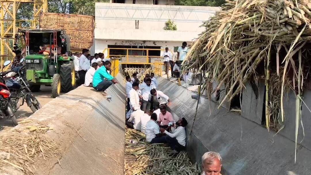 पाथ्री: पाथरीतील शेतकऱ्यांचा ऊसासाठी 4250 रुपये पहिली उचल द्या म्हणून आंदोलन