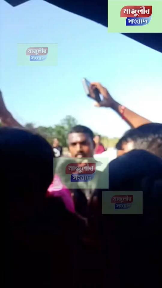 📌অফলামুখ ফেৰিঘাটত অভাৱনীয় ভীৰ --
📌ফেৰিত অধিক যাত্ৰী কঢ়িওৱাৰ অভিযোগ ---