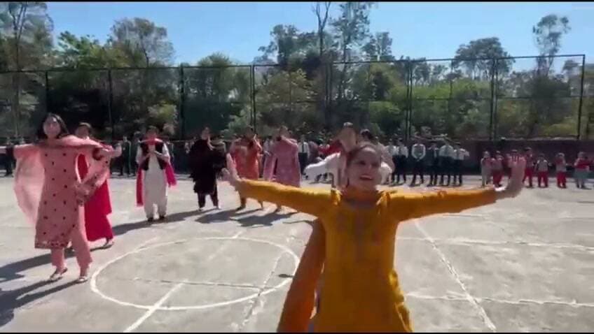 गुरुकुल इंटरनेशनल स्कूल कुनिहार में दशहरा उत्सव धूमधाम से मनाया गया।
कुनिहार, 19 अक्टूबर 2026। गुरुकुल इंटरनेशनल स्कूल, कुनिहार में दशहरा उत्सव हर्षोल्लास एवं उत्साह के साथ मनाया गया। कार्यक्रम का शुभारंभ दशहरे के महत्व पर प्रकाश डालते हुए किया गया। विद्यार्थियों ने विभिन्न सांस्कृतिक एवं शैक्षणिक गतिविधियों के माध्यम से बुराई पर अच्छाई की जीत का संदेश दिया।
कार्यक्रम के दौरान कक्षा दूसरी के विद्यार्थियों ने भगवान श्रीराम और रावण की कथा तथा कविता के माध्यम से दशहरे के महत्व को प्रस्तुत किया। कक्षा छठी के विद्यार्थियों ने “क्या आज के समय में रावण के पुतले का दहन प्रासंगिक है?” विषय पर भाषण प्रतियोगिता (Declamation) में भाग लेते हुए अपने विचार व्यक्त किए। वहीं, कक्षा नौवीं और दसवीं के विद्यार्थियों ने इसी विषय पर वाद-विवाद प्रतियोगिता के माध्यम से अपने तर्क प्रस्तुत किए और वर्तमान समाज में अच्छाई एवं बुराई के विभिन्न पहलुओं पर चर्चा की।
कक्षा सातवीं और आठवीं की छात्राओं ने मनमोहक नृत्य प्रस्तुति देकर सभी का मन मोह लिया। कार्यक्रम का मुख्य आकर्षण शिक्षकों द्वारा प्रस्तुत कठपुतली शो रहा, जिसमें भगवान श्रीराम और रावण की कथा को रोचक एवं प्रभावशाली ढंग से दर्शाया गया। इस प्रस्तुति ने विद्यार्थियों को भारतीय संस्कृति, परंपराओं और नैतिक मूल्यों से जोड़ने का सराहनीय प्रयास किया।
कार्यक्रम के समापन पर रावण के पुतले का दहन किया गया। इस अवसर पर विद्यार्थियों ने संगीत की धुनों पर नृत्य करते हुए उत्सव का आनंद लिया और बुराई पर अच्छाई की जीत का संदेश आत्मसात किया।
प्रधानाचार्या अलका भारद्वाज ने विद्यार्थियों को संबोधित करते हुए कहा कि दशहरा केवल रावण के पुतले का दहन करने का पर्व नहीं है, बल्कि यह अपने भीतर छिपी बुराइयों को पहचानकर उन्हें दूर करने का अवसर भी है। उन्होंने विद्यार्थियों से आह्वान किया कि वे इस दशहरे पर अपने भीतर की किसी एक नकारात्मक आदत को त्यागने का संकल्प लें और स्वयं को एक बेहतर इंसान बनाने की दिशा में कदम बढ़ाएँ।
विद्यालय के निदेशक मंडल ने अपने संदेश में कहा कि दशहरा बुराई पर अच्छाई की विजय का प्रतीक है। गुरुकुल इंटरनेशनल स्कूल में विद्यार्थियों को केवल किताबी ज्ञान ही नहीं, बल्कि सही और गलत के बीच अंतर समझने, नैतिक मूल्यों को अपनाने तथा जिम्मेदार नागरिक बनने के लिए भी प्रेरित किया जाता है। ऐसे आयोजन विद्यार्थियों के सर्वांगीण विकास और चरित्र निर्माण में महत्वपूर्ण भूमिका निभाते हैं।
कार्यक्रम ने विद्यार्थियों को यह संदेश दिया कि सच्चा दशहरा तभी सार्थक होगा, जब प्रत्येक व्यक्ति अपने भीतर की नकारात्मकताओं को दूर कर अच्छाई, सत्य और सदाचार को अपनाने का प्रयास करेगा।