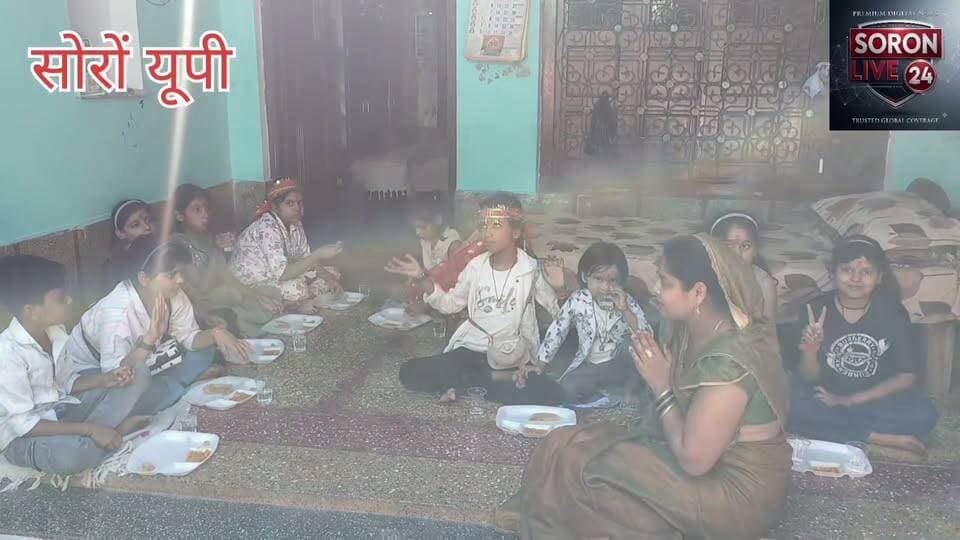 घर-घर हुआ कन्या पूजन, मां सिद्धिदात्री की आराधना के साथ धूमधाम से मनाई गई महा नवमी
शारदीय नवरात्रि के अंतिम दिन श्रद्धालुओं ने विधि-विधान से की पूजा-अर्चना, कन्याओं को कराया भोजन और लिया मां दुर्गा का आशीर्वाद
कासगंज। शारदीय नवरात्रि के अंतिम दिन जनपद कासगंज में महा नवमी का पर्व श्रद्धा और उल्लास के साथ मनाया गया। कासगंज शहर, तीर्थ नगरी सोरों, सहावर, गंजडुंडवारा, पटियाली और सिढ़पुरा सहित विभिन्न कस्बों में भक्तिमय माहौल रहा। सुबह से ही घरों में मां दुर्गा के नौवें स्वरूप मां सिद्धिदात्री की पूजा-अर्चना की गई।
महा नवमी के अवसर पर श्रद्धालुओं ने घर-घर कन्या पूजन किया। कन्याओं को मां दुर्गा का स्वरूप मानकर उनके चरण धोए गए, तिलक लगाया गया और विधि-विधान से भोजन कराकर दक्षिणा एवं उपहार भेंट किए गए। इसके बाद श्रद्धालुओं ने कन्याओं का आशीर्वाद लेकर अपने व्रत का पारायण किया।
धार्मिक मान्यताओं के अनुसार, मां सिद्धिदात्री की आराधना करने से भक्तों को सुख-समृद्धि, शांति और सिद्धियों की प्राप्ति होती है। नवरात्रि के अंतिम दिन मंदिरों और घरों में पूजा-पाठ के साथ धार्मिक उत्साह देखने को मिला। श्रद्धालुओं ने मां दुर्गा से परिवार की सुख-शांति, समृद्धि और खुशहाली की कामना की।
महा नवमी के साथ ही नौ दिवसीय शारदीय नवरात्रि का समापन भक्तिमय वातावरण में हुआ।
#Navratri #news