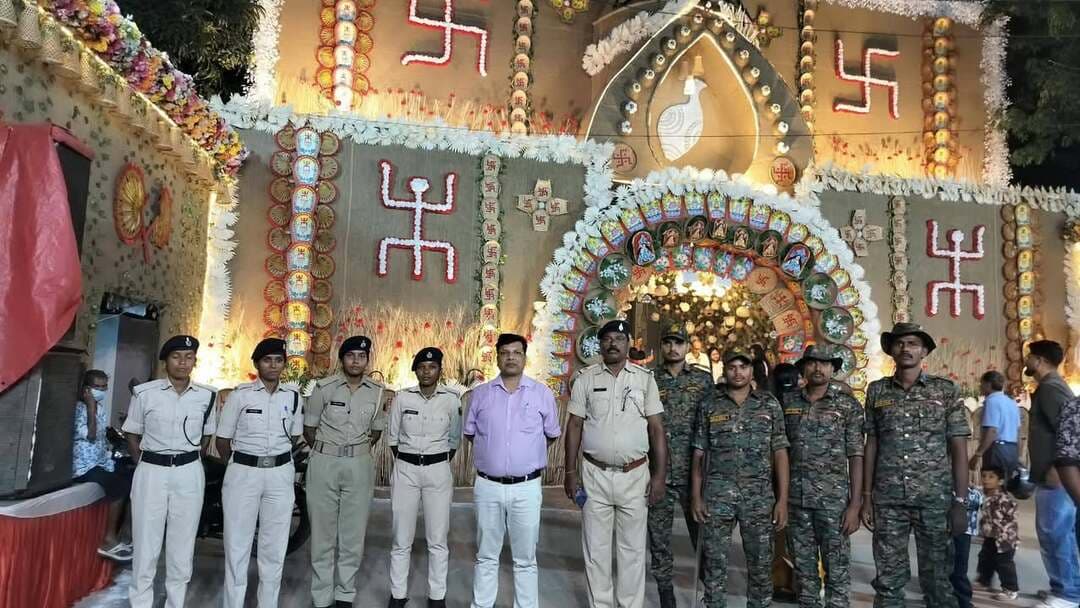 दुर्गा पूजा को शांतिपूर्ण एवं सौहार्दपूर्ण वातावरण में संपन्न कराने तथा विधि-व्यवस्था संधारण हेतु कटिहार जिला के विभिन्न पूजा पंडालों एवं चौक-चौराहों पर प्रतिनियुक्त पदाधिकारी व पुलिस पदाधिकारी एवं पुलिस बल मुस्तैदी से है तैनात:-
Information & Public Relations Department, Government of Bihar Samrat Choudhary CMO Bihar Transport Department, Government of Bihar