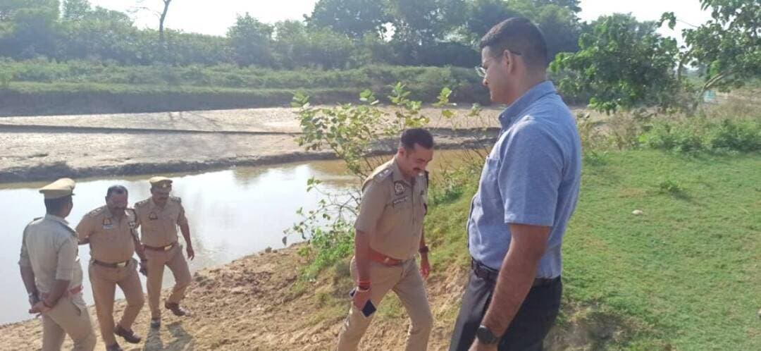 दशहरा और प्रतिमा विसर्जन को लेकर अलर्ट मोड में प्रशासन, डीएम-एसपी ने किया मथुरा घाट का औचक निरीक्षण।
लालिया और पचपेड़वा में विसर्जन स्थलों का निरीक्षण, सुरक्षा व्यवस्था दुरुस्त रखने के निर्देश; अफवाहों से दूर रहने और शांति-सौहार्द के साथ पर्व मनाने की अपील।
बलरामपुर। शारदीय नवरात्रि के उपरांत प्रतिमा विसर्जन और दशहरा पर्व को शांतिपूर्ण एवं सकुशल संपन्न कराने के लिए जिला प्रशासन और पुलिस महकमा अलर्ट मोड में है। सोमवार को जिलाधिकारी डॉ. विपिन कुमार जैन और पुलिस अधीक्षक मार्तण्ड प्रकाश सिंह ने थाना लालिया एवं पचपेड़वा क्षेत्र के विसर्जन स्थलों का स्थलीय निरीक्षण कर सुरक्षा व्यवस्था का जायजा लिया। अधिकारियों ने संबंधित विभागों को साफ-सफाई, मजबूत बैरिकेडिंग, पर्याप्त प्रकाश व्यवस्था और पुलिस बल की तैनाती सुनिश्चित करने के निर्देश दिए।
निरीक्षण के दौरान अधिकारियों ने श्रद्धालुओं के सुरक्षित आवागमन, भीड़ नियंत्रण और यातायात व्यवस्था की समीक्षा की। उन्होंने स्पष्ट निर्देश दिया कि विसर्जन स्थलों पर सभी तैयारियां समय से पूरी कर ली जाएं, ताकि श्रद्धालुओं को किसी प्रकार की परेशानी न हो। संवेदनशील स्थलों पर विशेष निगरानी रखने और विसर्जन जुलूसों के व्यवस्थित संचालन पर भी जोर दिया गया।
पचपेड़वा में पैदल मार्च कर सुरक्षा का दिलाया भरोसा
विसर्जन स्थलों के निरीक्षण के बाद डीएम और एसपी ने पुलिस बल के साथ कस्बा पचपेड़वा में पैदल मार्च किया। इस दौरान आमजन को सुरक्षा का भरोसा दिलाते हुए पर्व को आपसी भाईचारे, शांति और सौहार्द के साथ मनाने की अपील की गई।
जिलाधिकारी ने कहा कि त्योहारों के दौरान शांति एवं कानून-व्यवस्था बनाए रखना प्रशासन की सर्वोच्च प्राथमिकता है। सभी नागरिक परंपरागत उत्साह के साथ पर्व मनाएं और प्रशासन का सहयोग करें।
वहीं, पुलिस अधीक्षक ने लोगों से अपील की कि किसी भी अफवाह पर ध्यान न दें और शांति व्यवस्था प्रभावित करने वाली गतिविधियों की सूचना तत्काल पुलिस को दें। उन्होंने पुलिस अधिकारियों को विसर्जन मार्गों एवं संवेदनशील स्थानों पर सतर्कता बनाए रखने के निर्देश दिए।
प्रशासन ने स्पष्ट किया कि प्रतिमा विसर्जन और दशहरा पर्व के दौरान सुरक्षा, भीड़ प्रबंधन एवं यातायात व्यवस्था को लेकर संबंधित विभाग आपसी समन्वय से कार्य करेंगे, ताकि सभी धार्मिक आयोजन शांतिपूर्ण और सुरक्षित वातावरण में संपन्न हो सकें।
#बलरामपुर #UPNews #BalrampurNews #जिलाधिकारी #डॉविपिनकुमारजैन #SPBalrampur #मार्तण्डप्रकाशसिंह #पुलिसप्रशासन #जिलाप्रशासन #ललिया #पचपेड़वा #दशहरा #विजयादशमी #प्रतिमाविसर्जन #दुर्गापूजा #नवरात्रि #कानूनव्यवस्था #सुरक्षाव्यवस्था #शांतिऔरसौहार्द #यूपीपुलिस #उत्तरप्रदेशसमाचार #ताजाखबर #ब्रेकिंगन्यूज