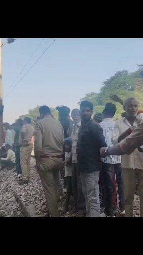 #अलीगढ़। थाना क्वार्सी क्षेत्र के जमालपुर फाटक स्थित रामनगर पुल के अंदर एक व्यक्ति का शव मिलने से इलाके में हड़कंप मच गया। शव मिलने की जानकारी मिलते ही आसपास के स्थानीय लोगों की भीड़ जमा हो गई। घटना के बाद क्षेत्र में दहशत का माहौल बन गया। स्थानीय लोगों ने मामले की सूचना पुलिस को दी। शव किस व्यक्ति का है और उसकी मौत किन परिस्थितियों में हुई, फिलहाल इसकी जानकारी सामने नहीं आई है। पुलिस मामले की जांच कर रही है। व्यक्ति की मौत के कारणों का पता पोस्टमार्टम रिपोर्ट और पुलिस जांच के बाद ही स्पष्ट हो सकेगा।
#AligarhNews #AligarhPolice #QuarsiPolice #BreakingNews #CrimeNews #UttarPradeshNews #AligarhDailyNews