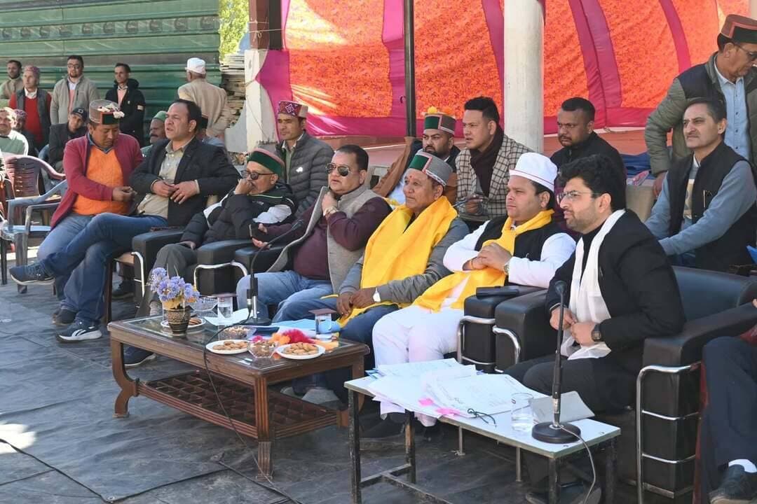 किलाड़ में ‘सरकार गांव के द्वार’ कार्यक्रम: 31 शिकायतें प्राप्त, कई का मौके पर समाधान
मंत्री जगत सिंह नेगी ने अधिकारियों को दिए शीघ्र कार्रवाई के निर्देश; फिंडरू सड़क का एक सप्ताह में सर्वे, सेचू में चिकित्सक व एंबुलेंस सेवा के निर्देश
सुरेंद्र ठाकुर | किलाड़, 19 अक्टूबर 2026
Tribal Live News
पांगी घाटी के मुख्यालय किलाड़ में सोमवार को ‘सरकार गांव के द्वार’ कार्यक्रम के तहत जनसमस्याओं के समाधान के लिए जनसुनवाई आयोजित की गई। कार्यक्रम की अध्यक्षता बागवानी, राजस्व, जनजातीय विकास एवं जन शिकायत निवारण मंत्री जगत सिंह नेगी ने की। इस दौरान विभिन्न पंचायतों से आए लोगों ने सड़क, बिजली, पेयजल, स्वास्थ्य, शिक्षा, दूरसंचार, परिवहन और अन्य बुनियादी सुविधाओं से जुड़ी समस्याएं उठाईं। कार्यक्रम में कुल 31 शिकायतें प्राप्त हुईं, जिनमें से कुछ का मौके पर ही समाधान किया गया, जबकि शेष मामलों में संबंधित विभागों को प्राथमिकता के आधार पर कार्रवाई करने के निर्देश दिए गए।
कार्यक्रम में हिमाचल प्रदेश कांग्रेस कमेटी के महासचिव अमित भरमौरिया, जिला कांग्रेस कमेटी चंबा के अध्यक्ष सुरजीत भरमौरी, आवासीय आयुक्त एवं एसडीएम पांगी अमनदीप सिंह सहित विभिन्न विभागों के अधिकारी मौजूद रहे।
फिंडरू सड़क का एक सप्ताह में होगा सर्वेक्षण
मंत्री जगत सिंह नेगी ने लोक निर्माण विभाग से संबंधित सड़क, सुरक्षा दीवार और अन्य निर्माण कार्यों की समस्याएं सुनीं। उन्होंने अधिकारियों को लंबित कार्यों में तेजी लाने और लोगों की समस्याओं का समयबद्ध समाधान सुनिश्चित करने के निर्देश दिए। फिंडरू गांव की सड़क की समस्या के समाधान के लिए लोक निर्माण विभाग को एक सप्ताह के भीतर सर्वेक्षण करने को कहा गया।
बिजली से संबंधित समस्याओं पर भी त्वरित कार्रवाई के निर्देश दिए गए। फिंडरू गांव में बिजली के खंभे लगाने और मीटर से जुड़ी शिकायतों पर चर्चा हुई। बिजली मीटर की समस्या का एक माह के भीतर समाधान करने के निर्देश दिए गए। वहीं, साच क्षेत्र में बिजली ट्रांसफॉर्मर से संबंधित समस्या का कार्य दिसंबर तक पूरा करने को कहा गया।
मिंदल ग्राम पंचायत के लोगों ने 33 केवी विद्युत लाइन से जुड़ी समस्याएं उठाईं। इन पर मंत्री और हिमाचल प्रदेश राज्य विद्युत बोर्ड के अधिकारियों ने आवश्यक कार्रवाई कर समाधान किया। बीएसएनएल और जियो नेटवर्क के कमजोर सिग्नल की समस्या पर भी संबंधित अधिकारियों को जल्द कदम उठाने के निर्देश दिए गए।
सेचू में चिकित्सक सहित एंबुलेंस सेवा के निर्देश
साच क्षेत्र के सेचू में फार्मासिस्ट की अनुपलब्धता का मामला सामने आने पर मंत्री ने स्वास्थ्य विभाग को सप्ताह में एक दिन चिकित्सक सहित एंबुलेंस सेवा उपलब्ध करवाने के निर्देश दिए, ताकि क्षेत्र के लोगों को आवश्यक स्वास्थ्य सुविधाएं मिल सकें।
साच क्षेत्र के विद्यालय में अध्यापकों की कमी की समस्या पर मंत्री ने युक्तिकरण के माध्यम से समाधान करने की बात कही। इसके अलावा विद्यालयों में शौचालय की सुविधा और प्राथमिक विद्यालयों में मिड-डे मील योजना दोबारा शुरू करने की मांग भी उठाई गई। प्राथमिक विद्यालयों में मिड-डे मील के संचालन के लिए एसएमसी को कार्यकर्ता नियुक्त करने के निर्देश दिए गए।
पेयजल और जंगली जानवरों से सुरक्षा के मुद्दे उठे
जल शक्ति विभाग से संबंधित पेयजल समस्याओं को सुनते हुए मंत्री ने अधिकारियों को आवश्यक कार्रवाई कर लोगों को जल्द राहत देने के निर्देश दिए। जंगली जानवरों से लोगों की सुरक्षा सुनिश्चित करने के लिए वन विभाग को भी जरूरी कदम उठाने को कहा गया।
कार्यक्रम में सीमा दीवारों के निर्माण और महिला मंडल के गठन से संबंधित मांगें भी सामने आईं। अधिकारियों को इन मामलों में नियमानुसार आवश्यक कार्रवाई करने के निर्देश दिए गए।
पांगी के लिए टेंपो ट्रैवलर बसों की सुविधा का आश्वासन
जनसुनवाई के दौरान बस सेवा की समस्या भी उठाई गई। इस पर जिला कांग्रेस कमेटी चंबा के अध्यक्ष सुरजीत भरमौरी ने पांगी घाटी के लिए टेंपो ट्रैवलर बसों की सुविधा उपलब्ध करवाने का आश्वासन दिया।
इसके अलावा घिसल गांव में मनरेगा के तहत उपस्थिति दर्ज करने से जुड़ी समस्या सहित अन्य शिकायतों पर भी संबंधित विभागों को आवश्यक कार्रवाई करने के निर्देश दिए गए।
बुढ़ापा पेंशन और गैस सिलेंडर वितरण पर भी चर्चा
बुढ़ापा पेंशन योजना से संबंधित समस्याओं के समाधान के लिए मंत्री ने संबंधित राजस्व अधिकारियों को पंचायत सचिवों की नियुक्ति से जुड़ी आवश्यक कार्रवाई करने के निर्देश दिए।
एलपीजी गैस सिलेंडरों की आपूर्ति और वितरण से जुड़ी समस्या पर नागरिक आपूर्ति विभाग को निर्देश दिए गए कि गैस वितरण के निर्धारित समय और स्थान की सूचना जारी की जाए। साथ ही सभी पंचायत प्रधानों को आधिकारिक पत्र भेजकर लोगों तक जानकारी समय पर पहुंचाना सुनिश्चित किया जाए, ताकि उपभोक्ताओं को सिलेंडर वितरण के बारे में असुविधा न हो।
FRA और नौतोड़ के प्रावधानों की दी जानकारी
कार्यक्रम के दौरान मंत्री जगत सिंह नेगी ने उपस्थित लोगों को वन अधिकार अधिनियम (FRA) और नौतोड़ से संबंधित प्रावधानों एवं प्रक्रियाओं की जानकारी दी। उन्होंने बताया कि वन अधिकार अधिनियम से जुड़े कार्यों की समीक्षा के लिए राज्य और जिला स्तरीय समितियों की नियमित बैठकें आयोजित की जाएंगी।
मंत्री ने बागवानी, कृषि और पशुपालन विभागों को भी निर्देश दिए कि वे अपनी विभिन्न सरकारी योजनाओं के प्रचार-प्रसार के लिए जागरूकता शिविर आयोजित करें। इन शिविरों के माध्यम से लोगों को योजनाओं के लाभ, पात्रता और आवेदन प्रक्रिया की जानकारी उपलब्ध करवाने पर जोर दिया गया, ताकि अधिक से अधिक पात्र लोग सरकारी योजनाओं का लाभ उठा सकें।
पहले भी दो क्लस्टरों में सुनी गई थीं समस्याएं
मुख्य कार्यक्रम से पहले 13 अक्टूबर को किलाड़ और 14 अक्टूबर को साच में दो क्लस्टर स्तरीय बैठकें आयोजित की गई थीं। इनमें किलाड़ क्लस्टर की नौ पंचायतों और साच क्लस्टर की दस पंचायतों के लोगों ने भाग लिया था। इन बैठकों में प्राप्त शिकायतों और मांगों पर भी सोमवार को संबंधित विभागों के अधिकारियों को आवश्यक दिशा-निर्देश दिए गए।
कार्यक्रम के अंत में मंत्री ने जनसमस्याओं को सामने रखने और कार्यक्रम में सहभागिता के लिए लोगों का धन्यवाद किया।
